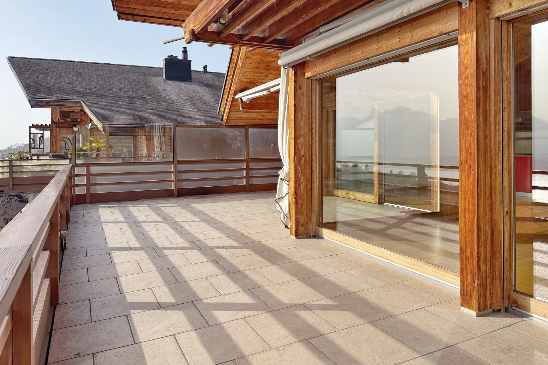 Holzterrasse mit Bergblick