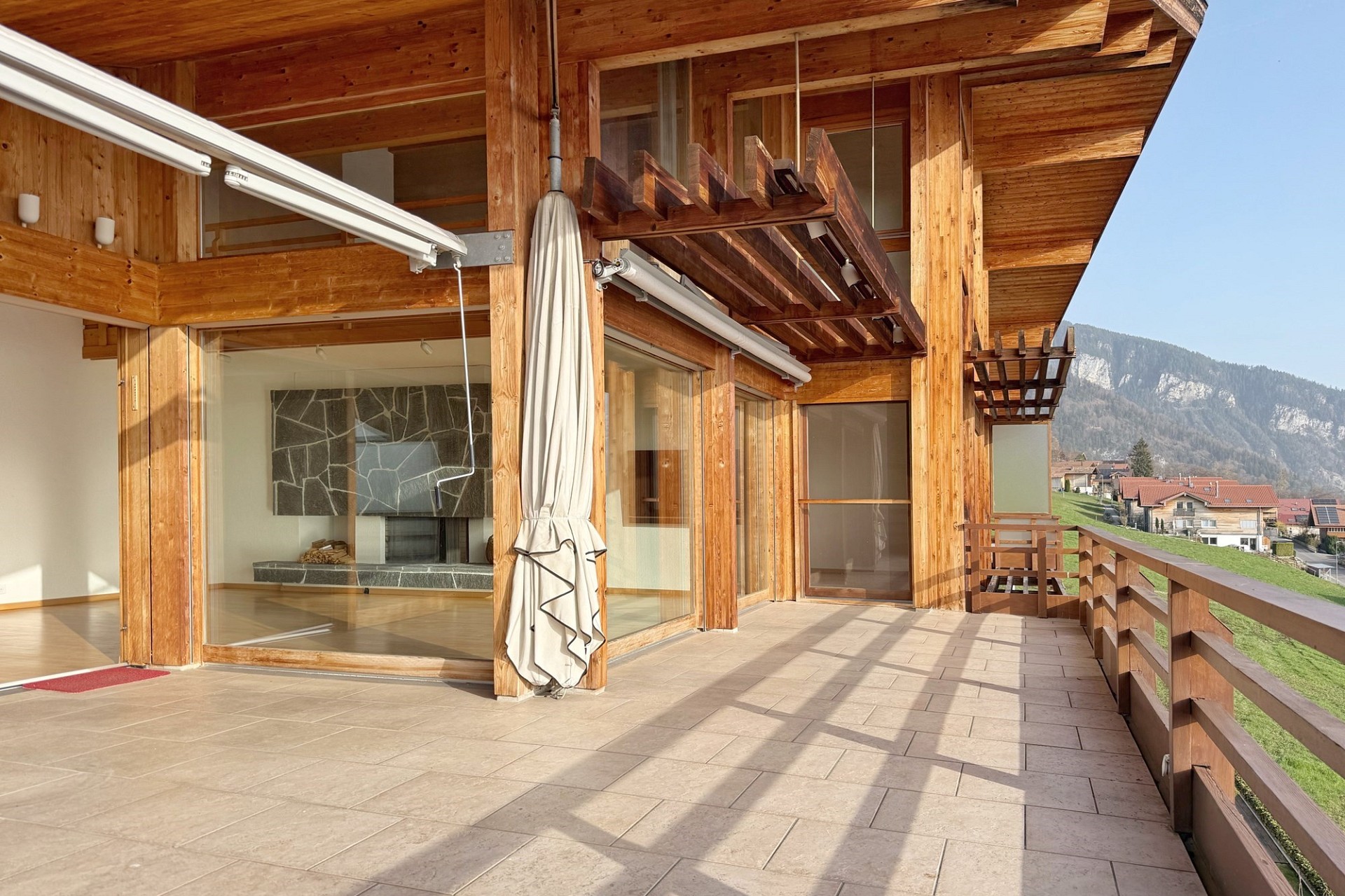 Holzbalkon mit Bergblick