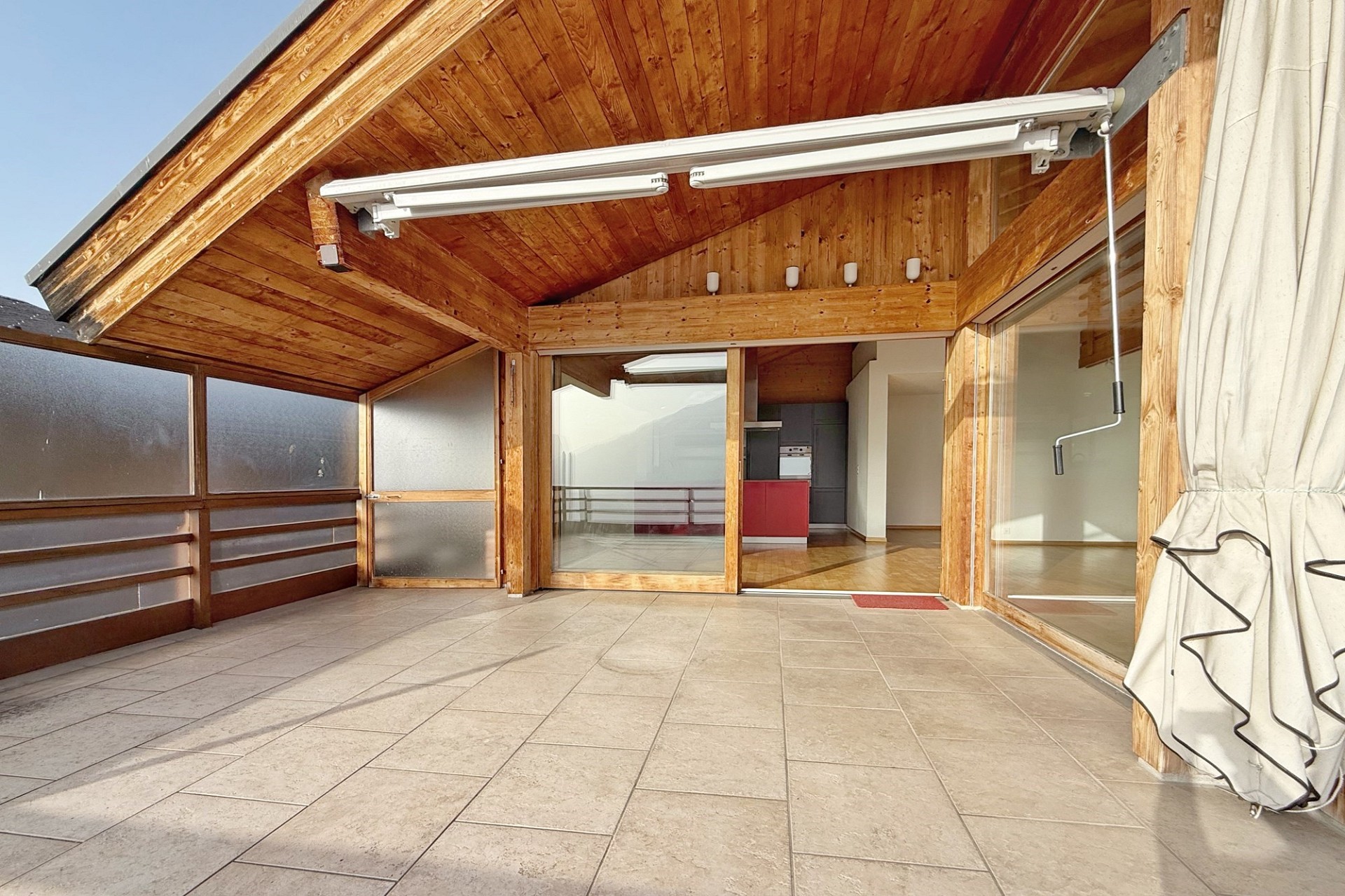 Überdachte Holzterrasse mit Schiebetüren