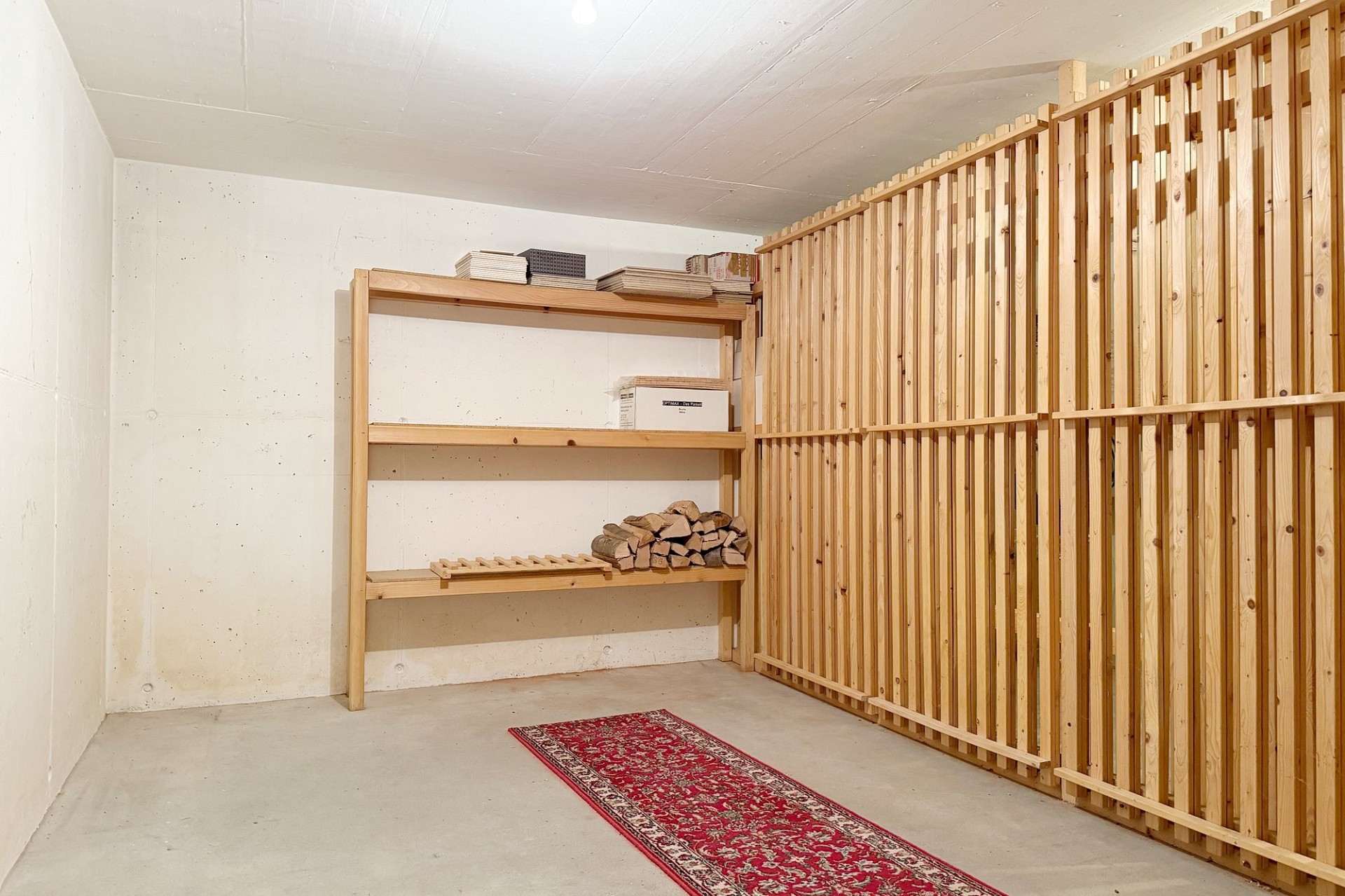 Keller- bzw. Abstellraum mit Holzregalen