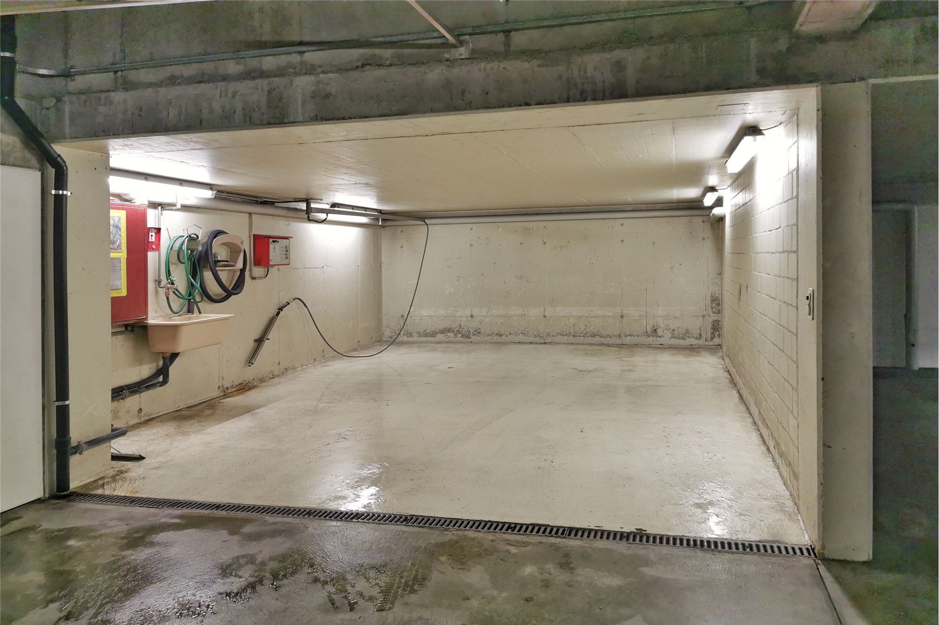 Innenansicht einer Garage oder Tiefgarage