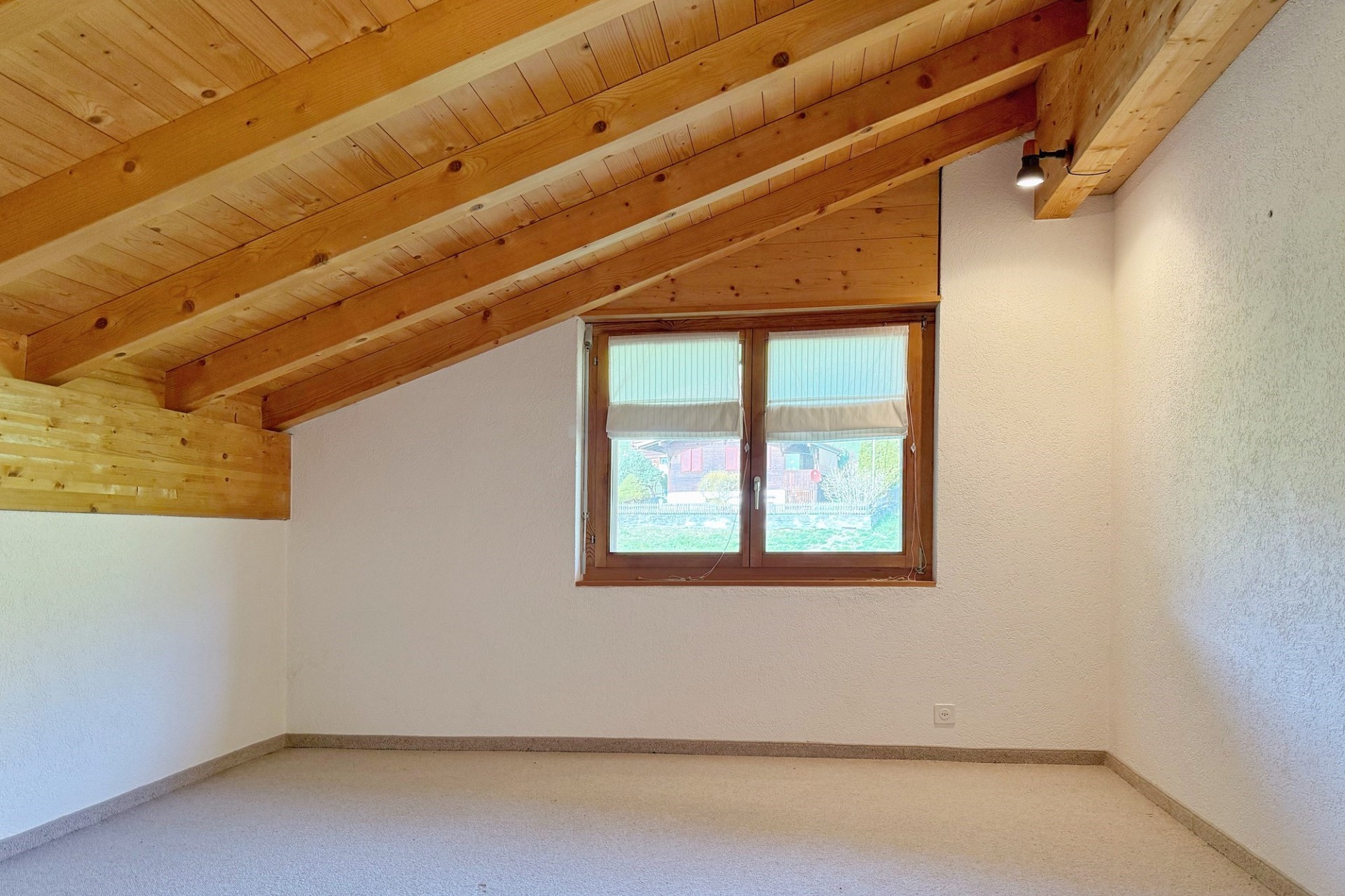 Dachgeschossraum mit Holzdecke
