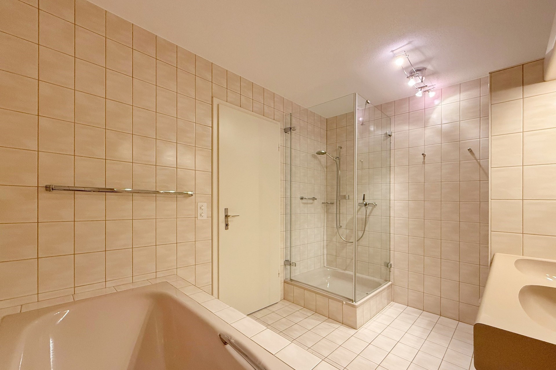 Badezimmer mit Badewanne und Dusche