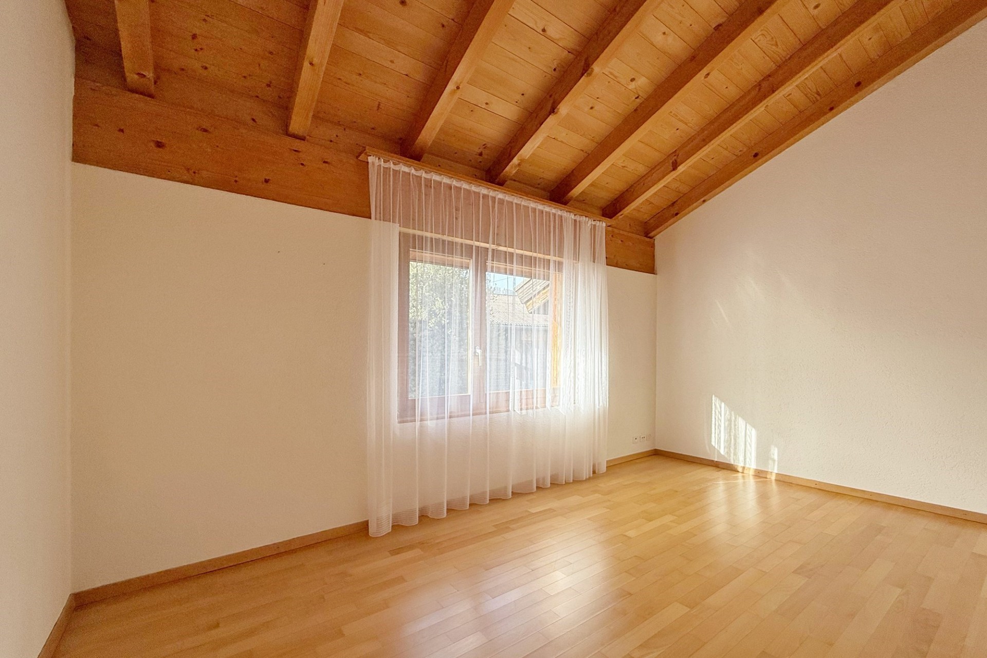 Leerer Dachraum mit Holzdecke
