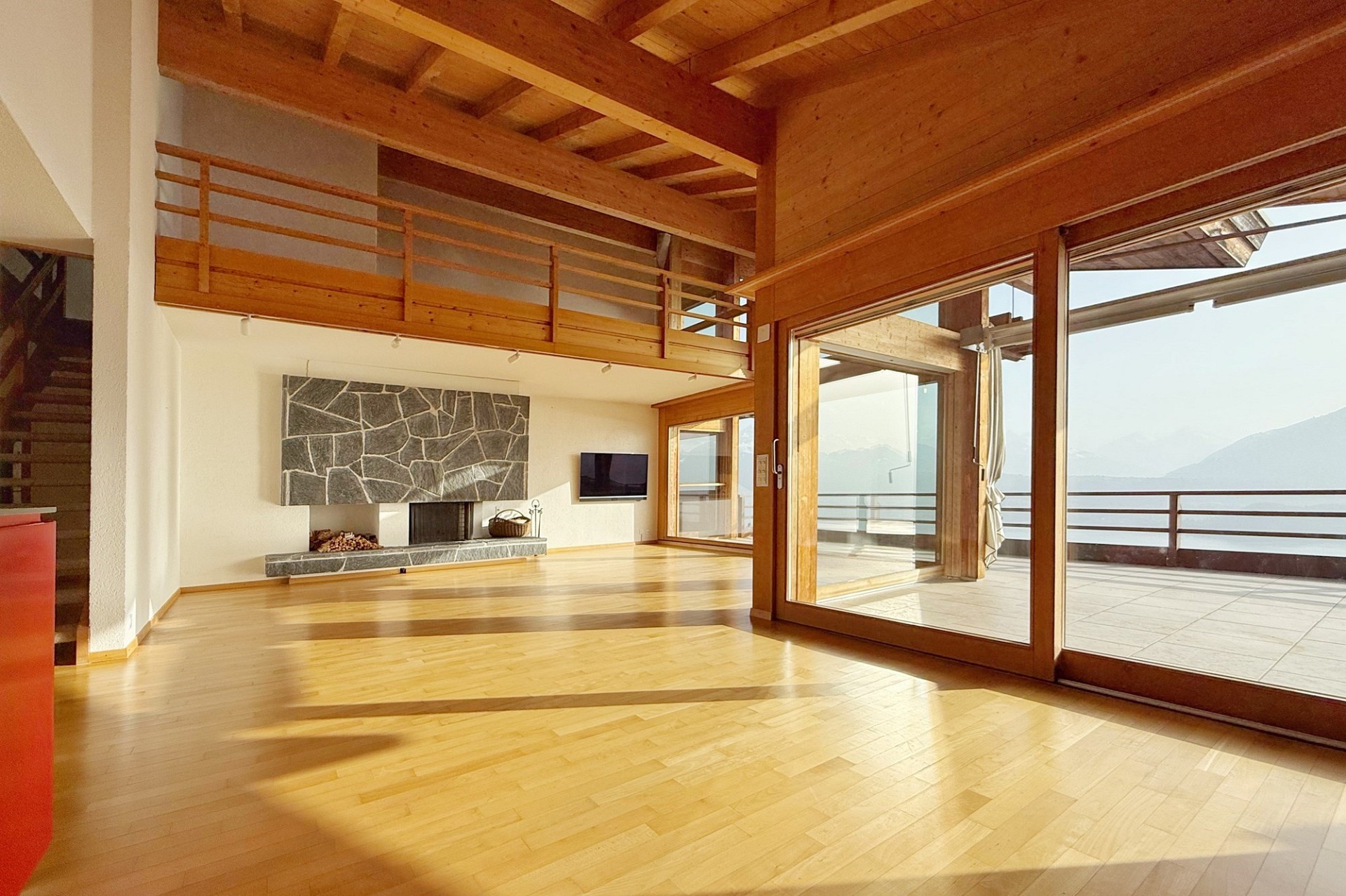 Großer Wohnraum mit Galerie und Bergblick