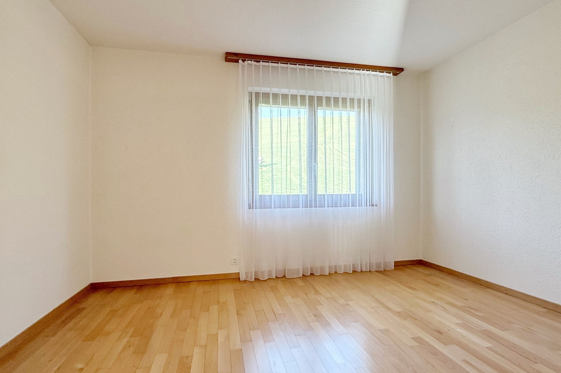 Leerer heller Wohnraum mit Fenster