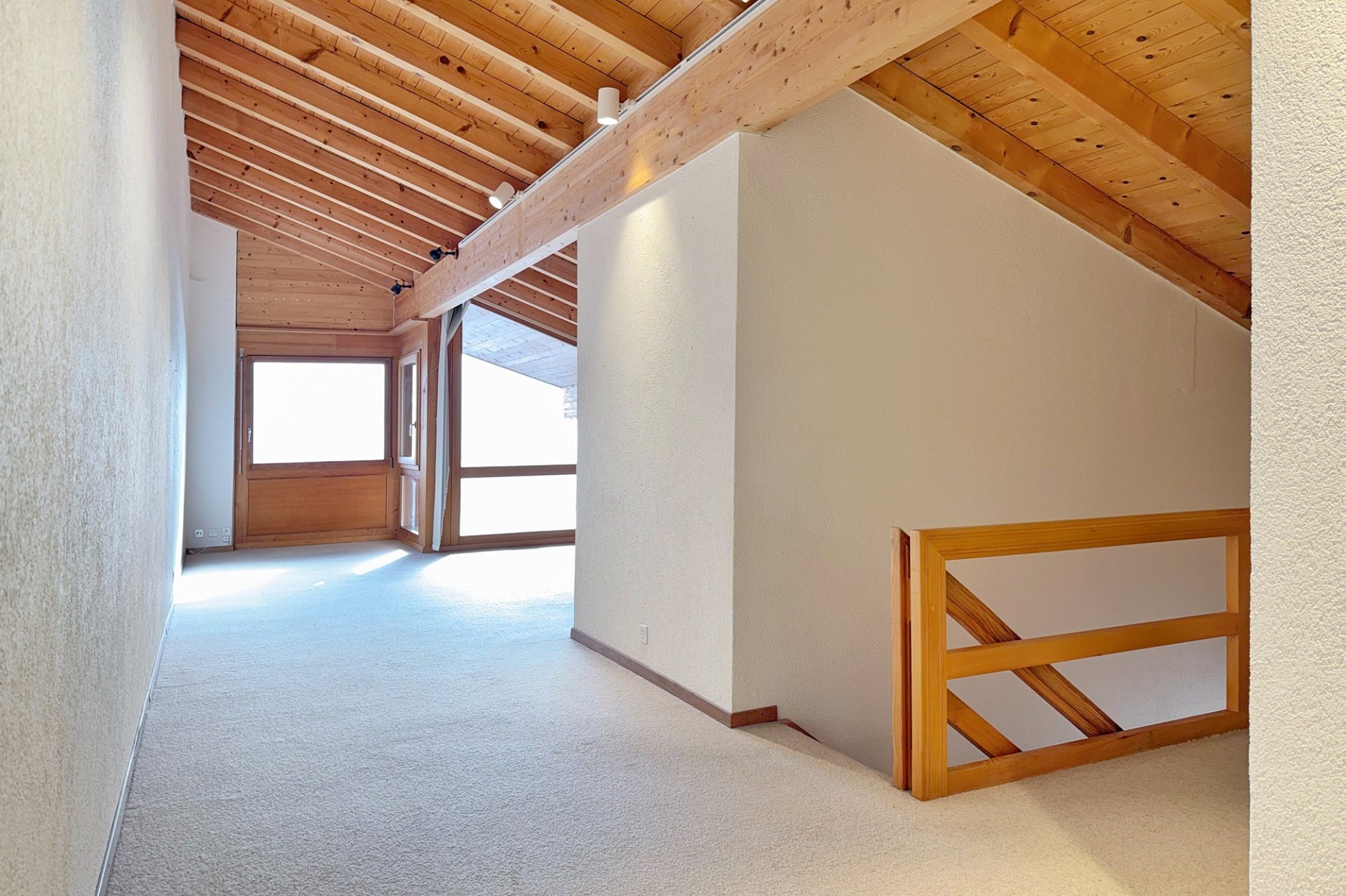 Helles Dachgeschoss mit Holzdecke