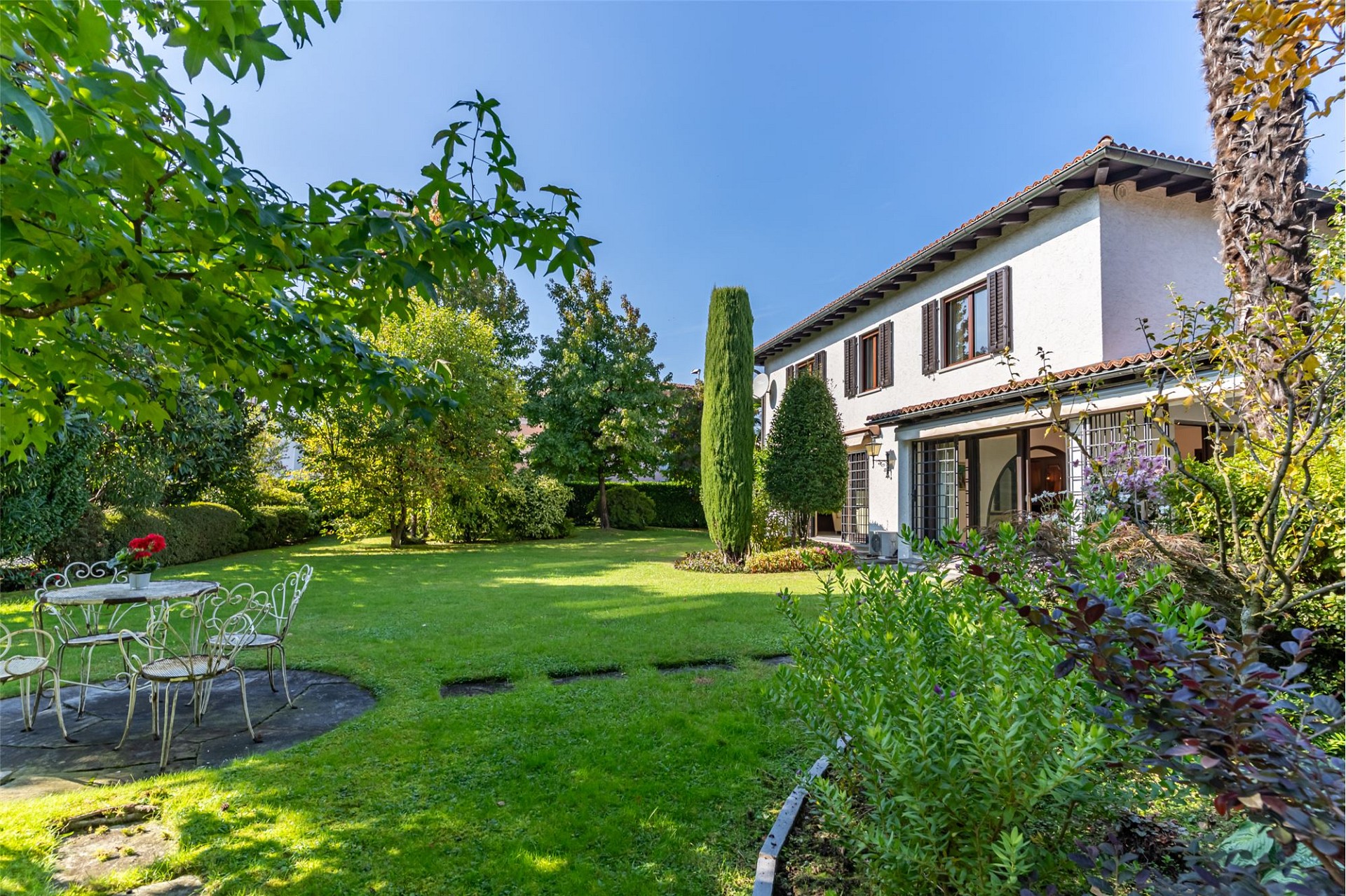 Mediterraner Villengarten mit zweigeschossigem Haus