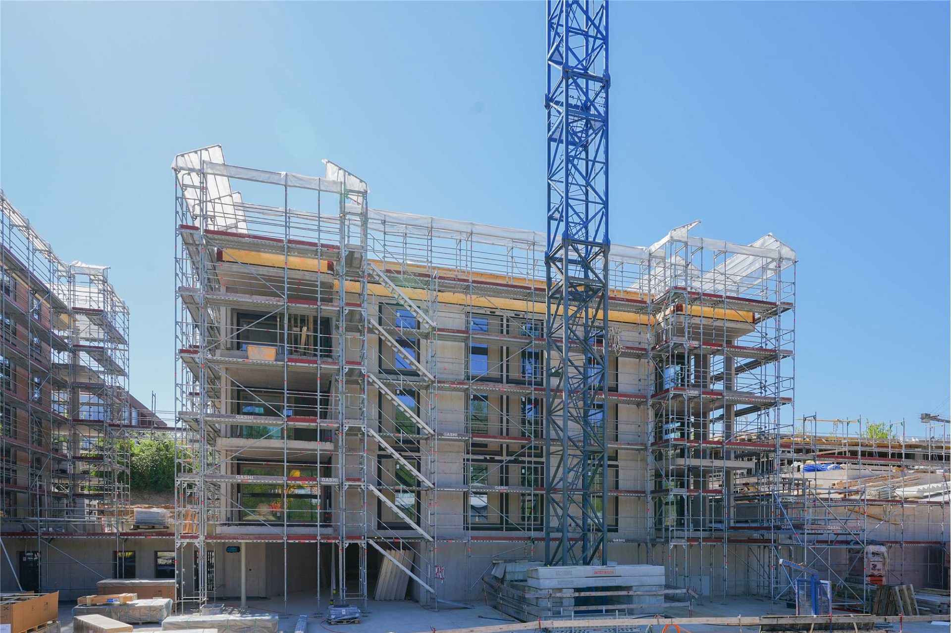 Baustelle mit Gerüst und Kran