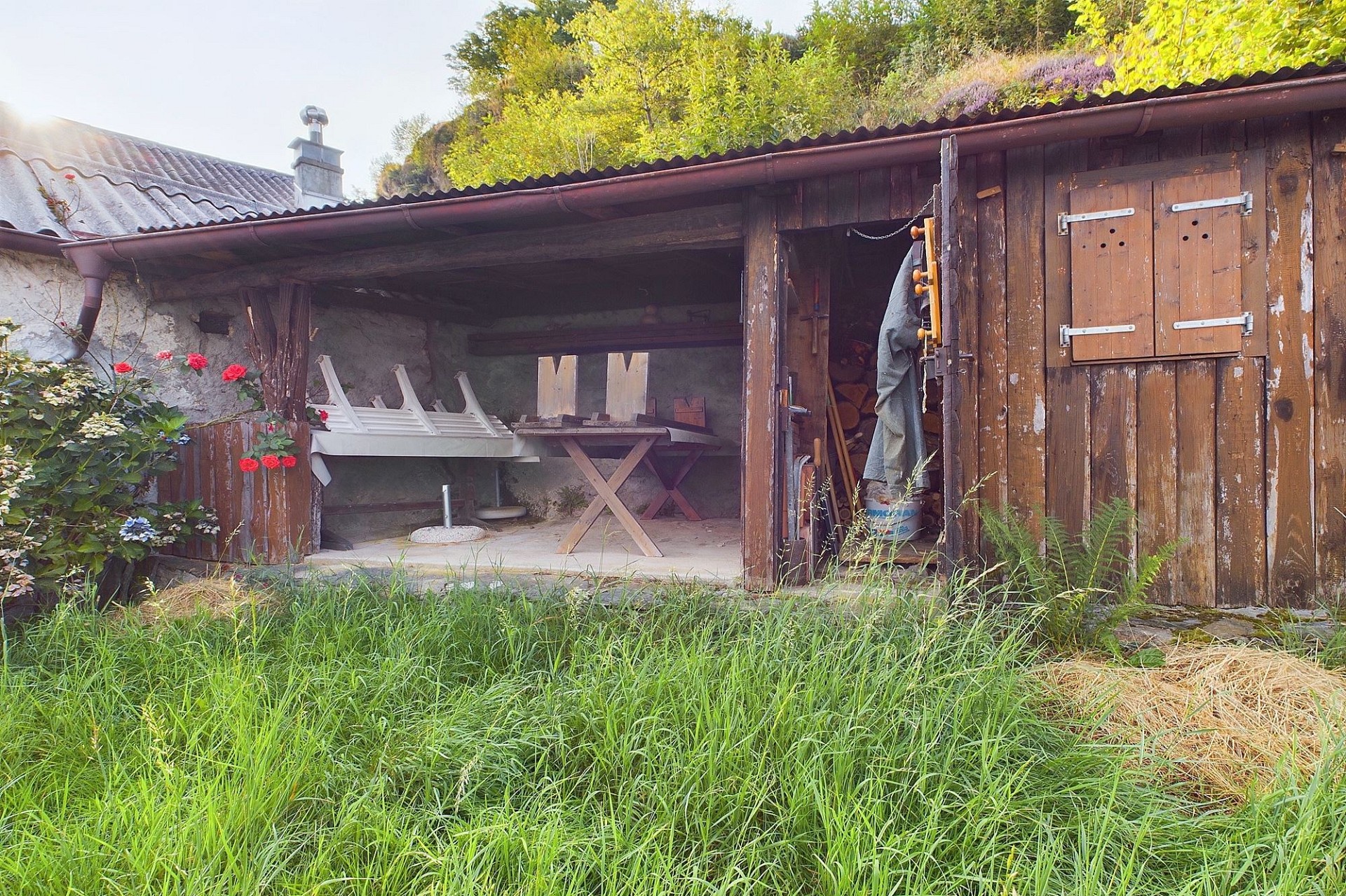 Rustikaler Gartenschuppen mit Holzverkleidung