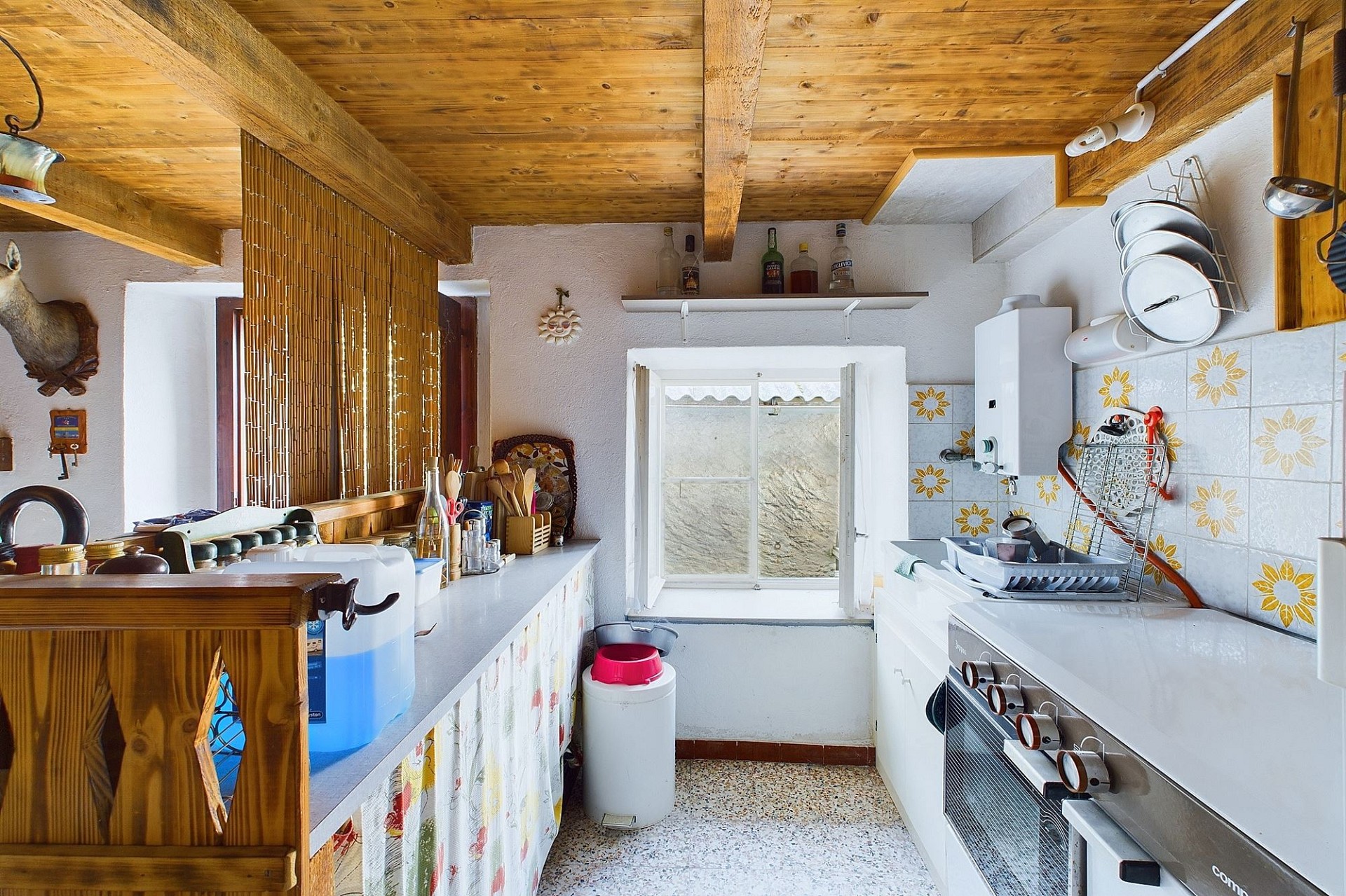 Rustikale Wohnküche mit Holzdecke