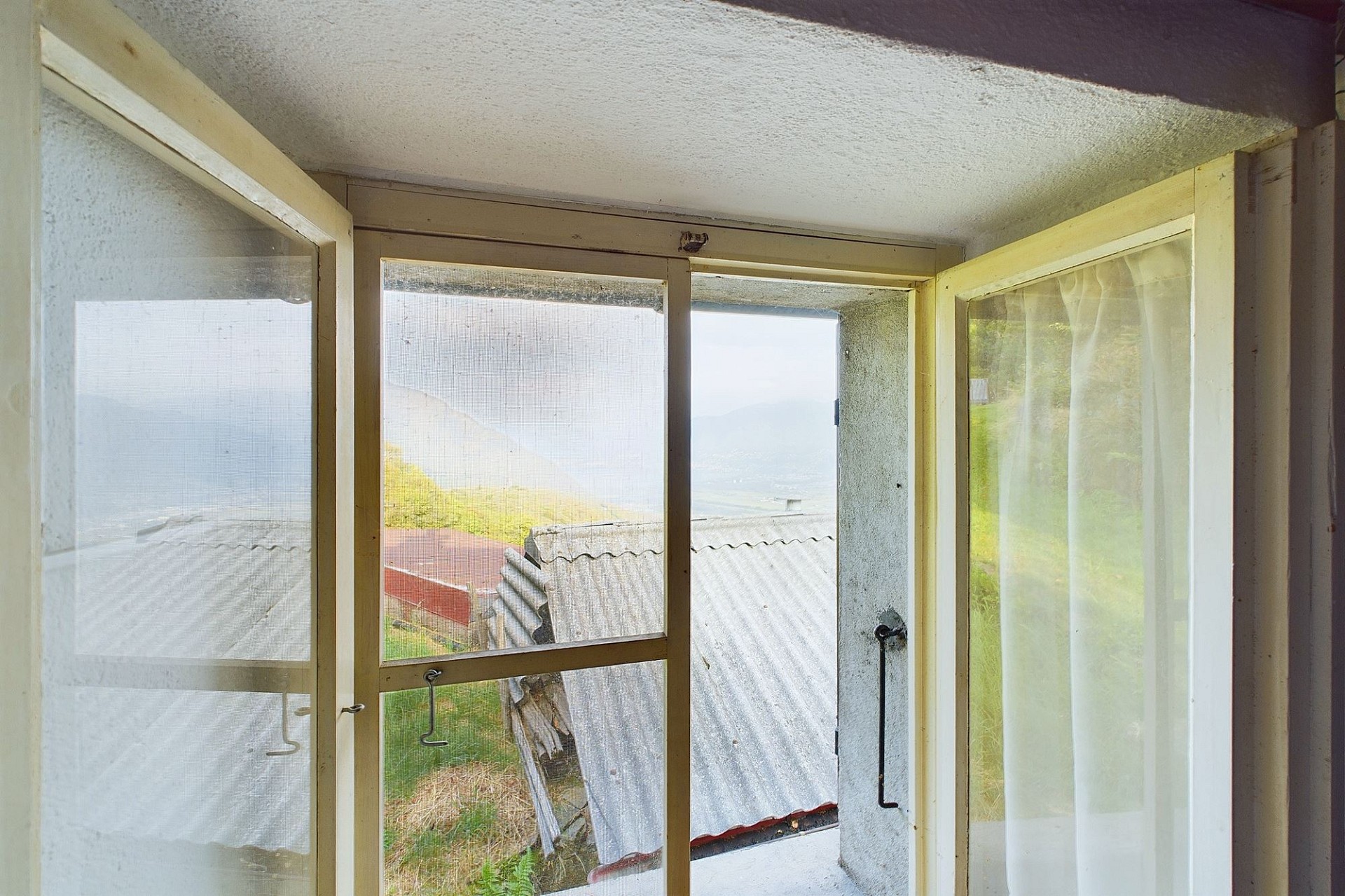 Blick durch eine offene Fensterfront