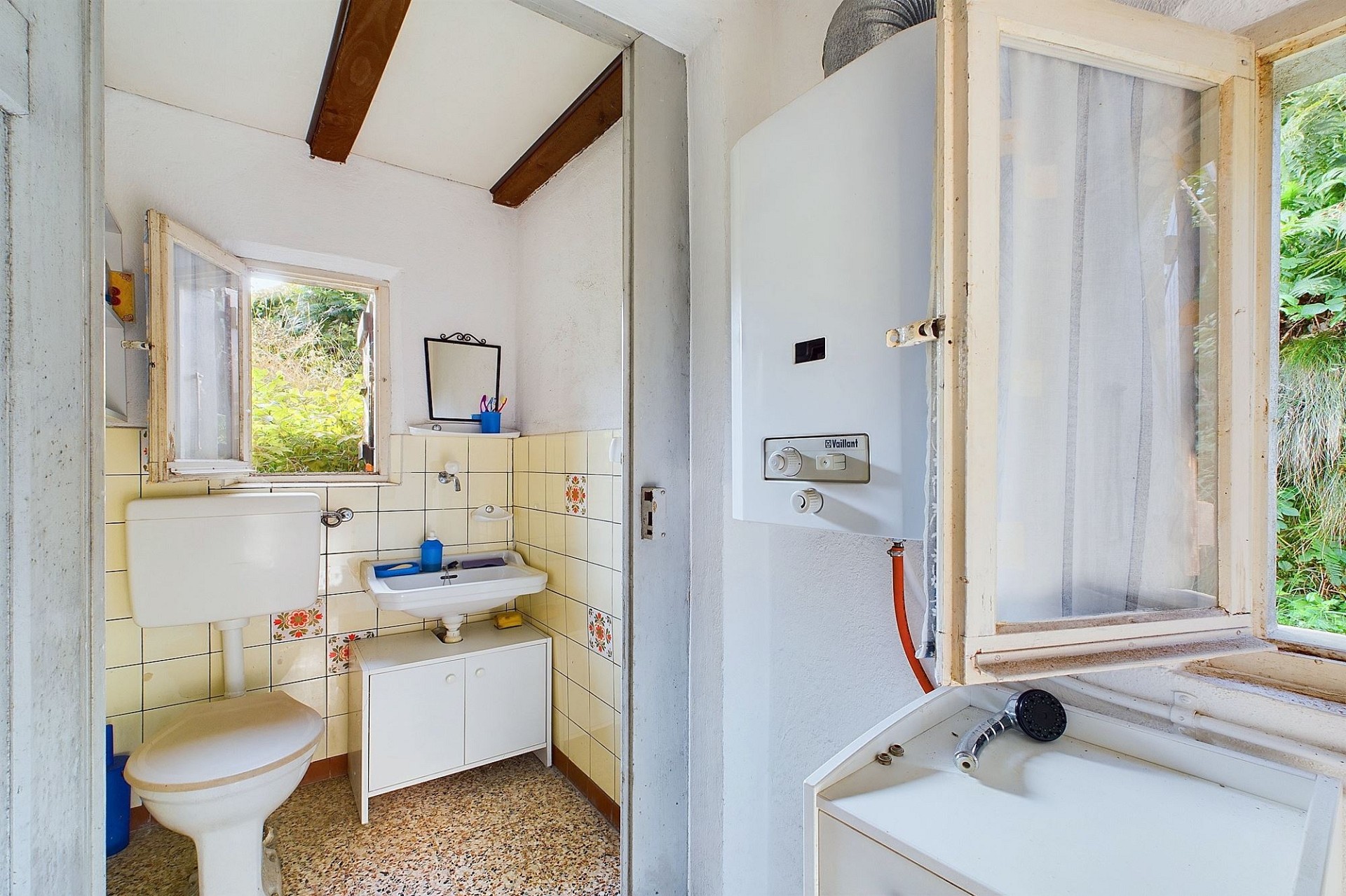 Kleines rustikales Badezimmer mit Fenster und Boiler