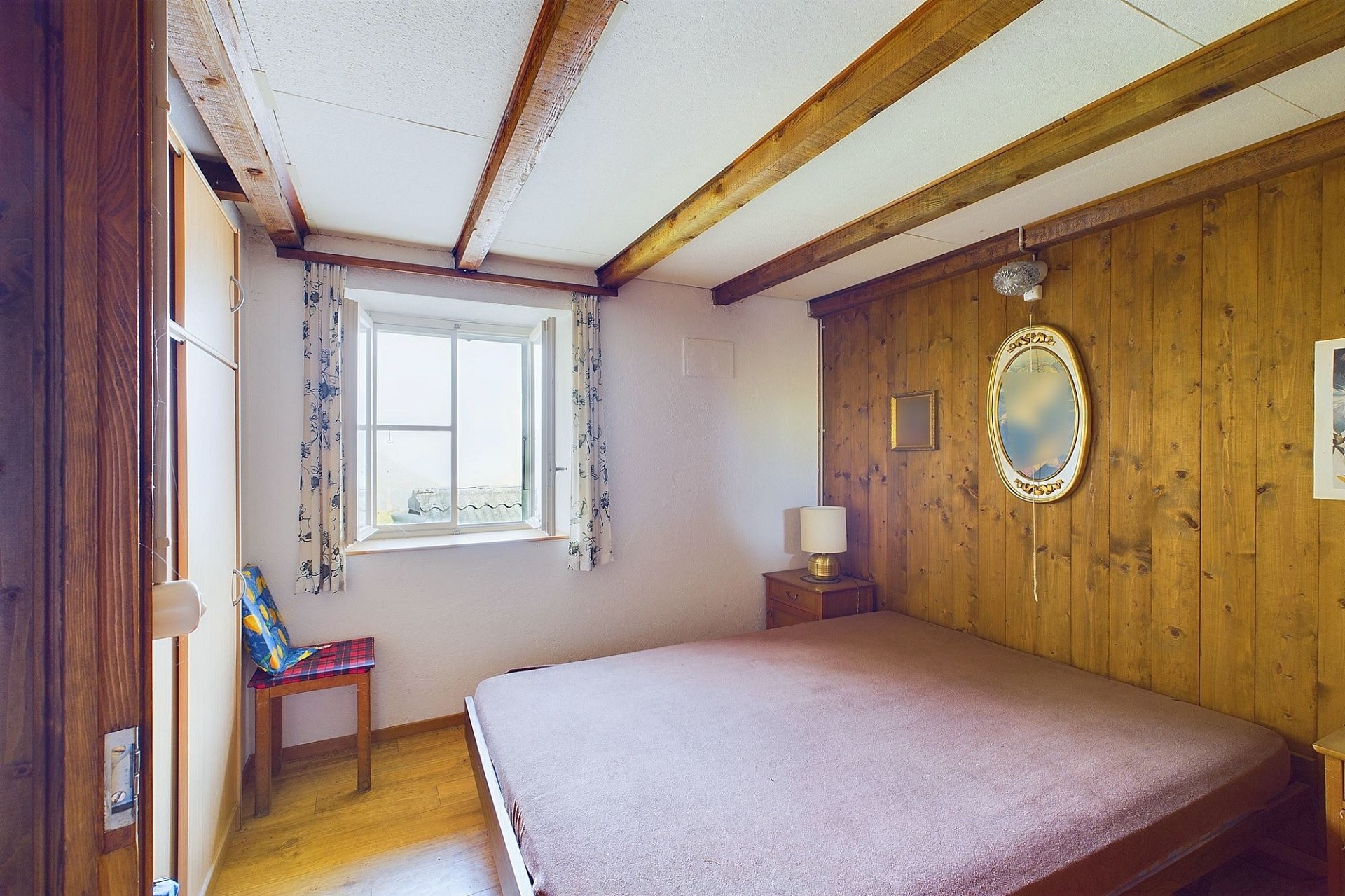 Rustikales Schlafzimmer mit Holzverkleidung