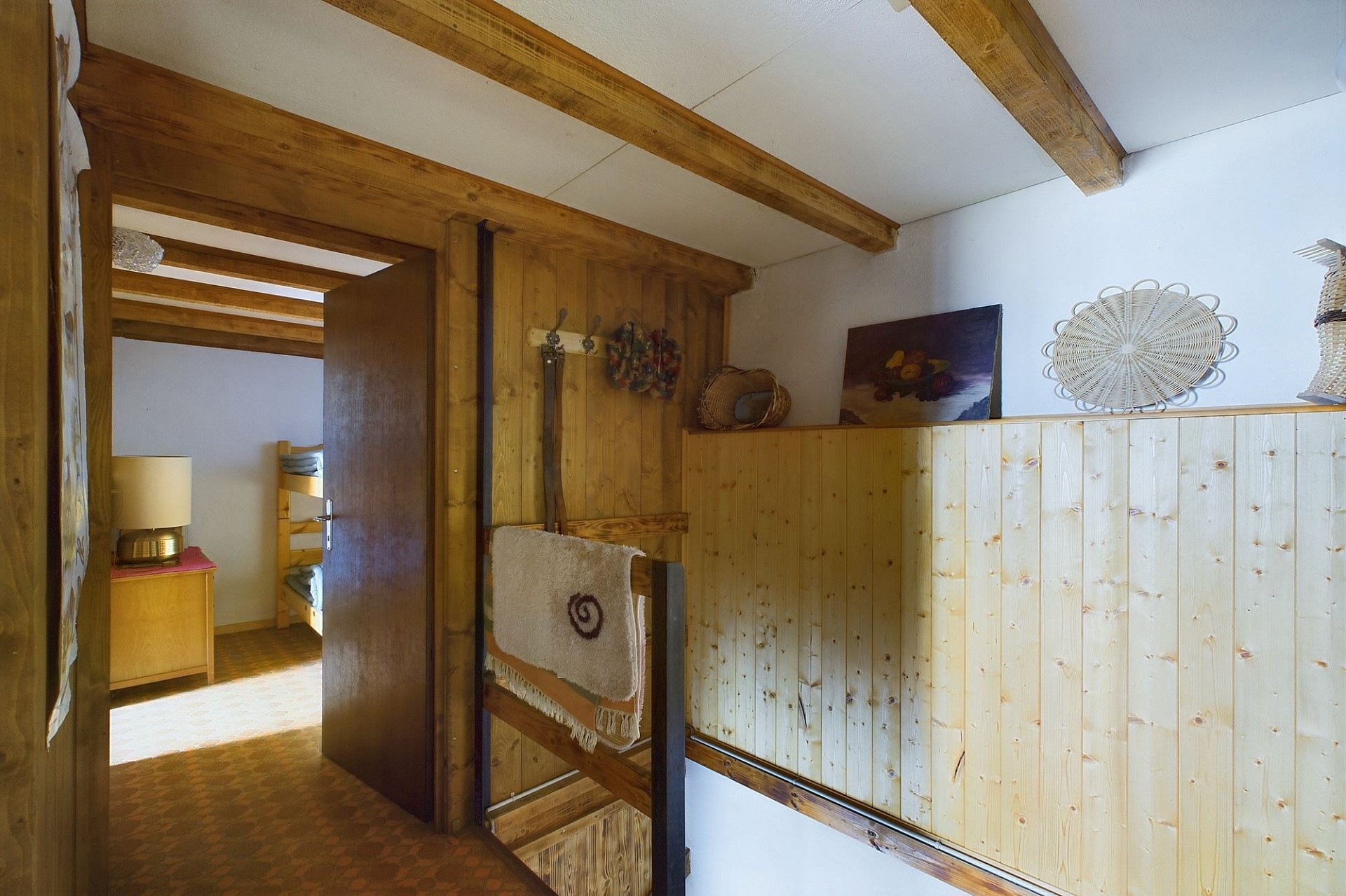 Rustikale Holzflur mit Treppe und Schlafzimmerblick