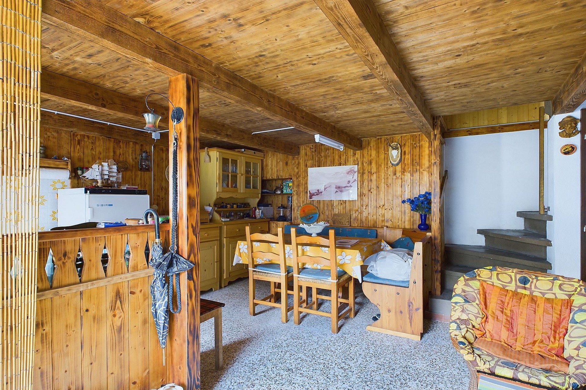 Gemütlicher rustikaler Wohn-Essbereich mit viel Holz