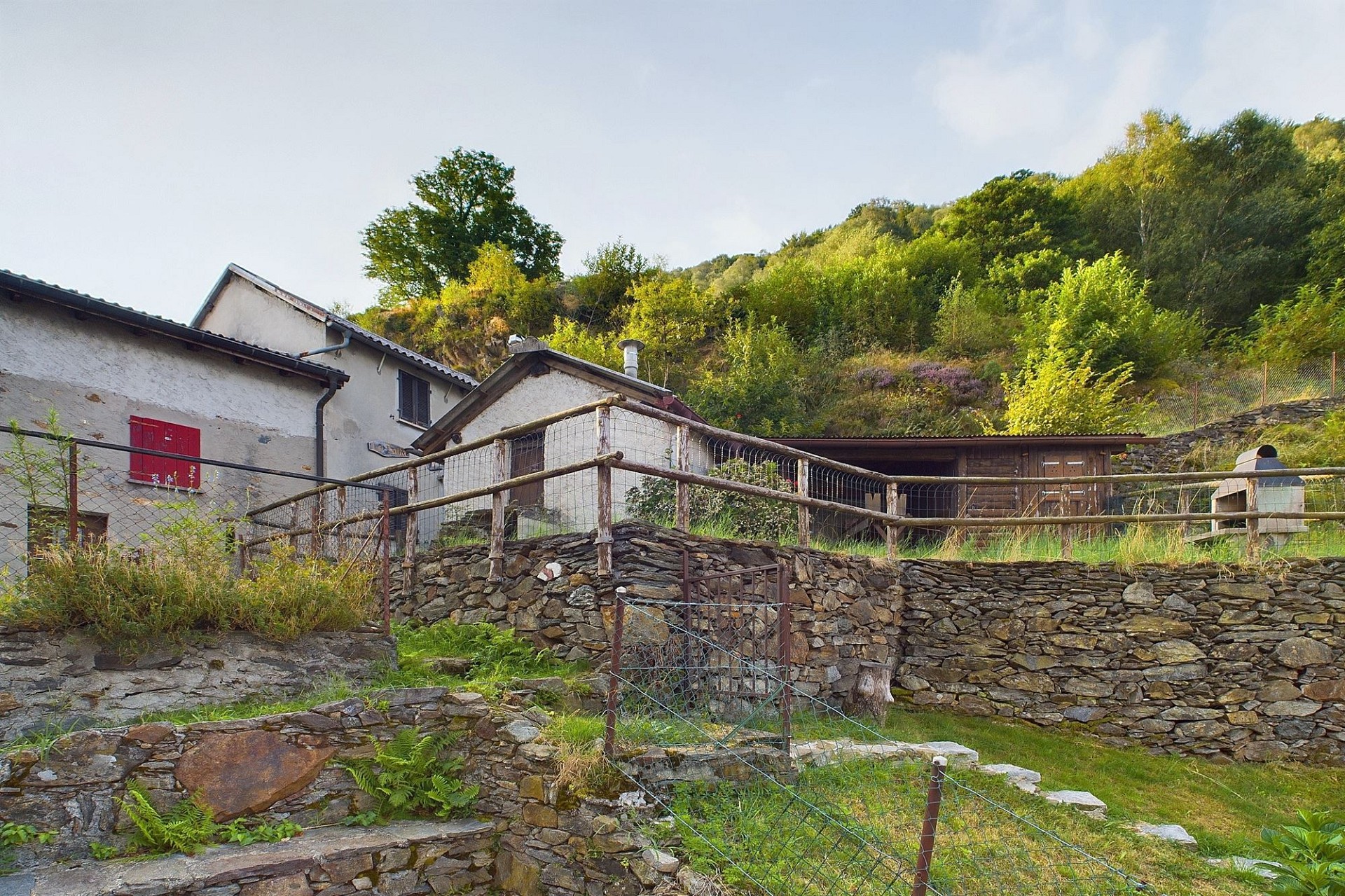 Ländliches Haus mit Steinterrassen und Hanglage