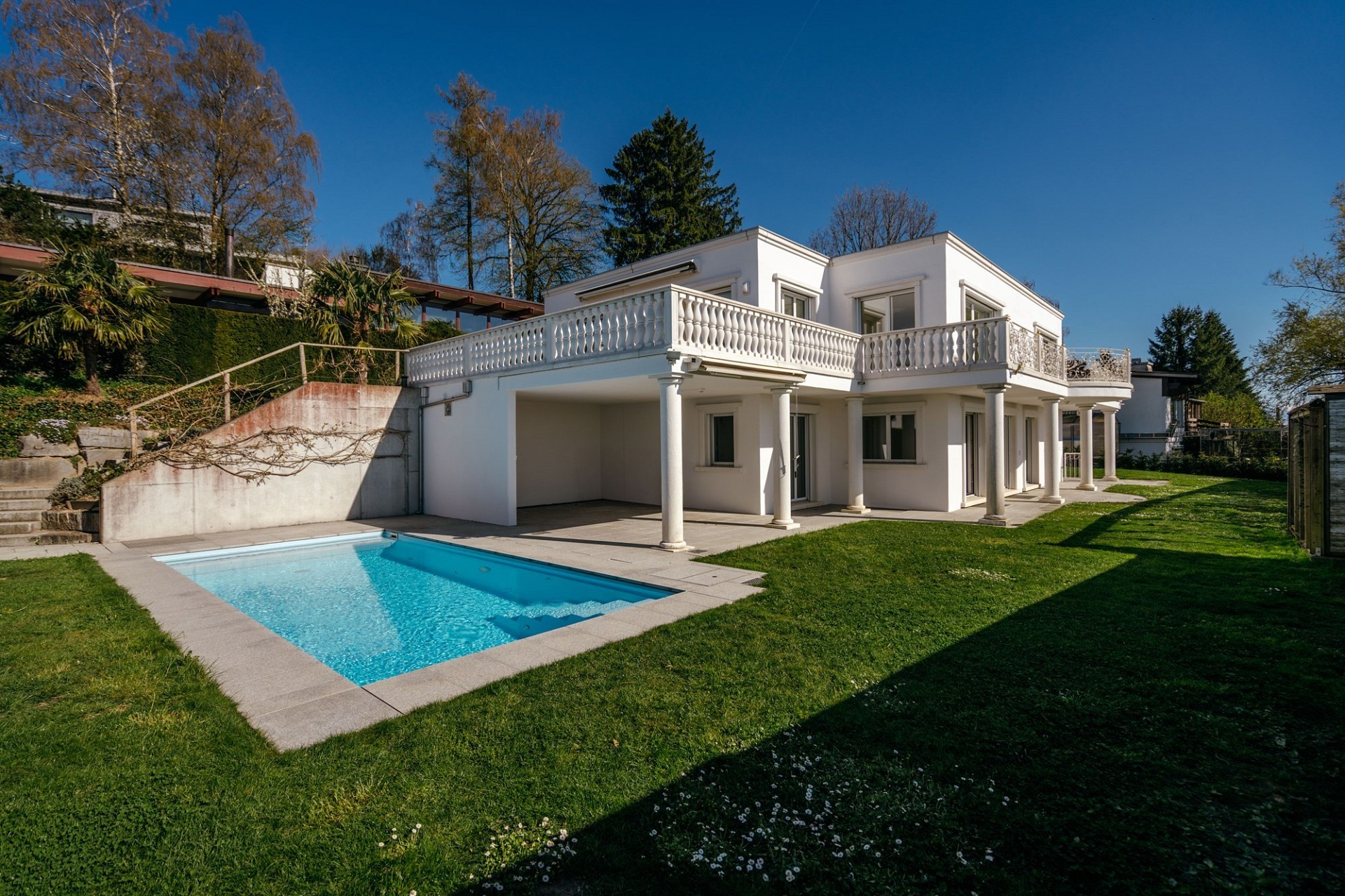 Luxuriöse Villa mit Pool und Garten