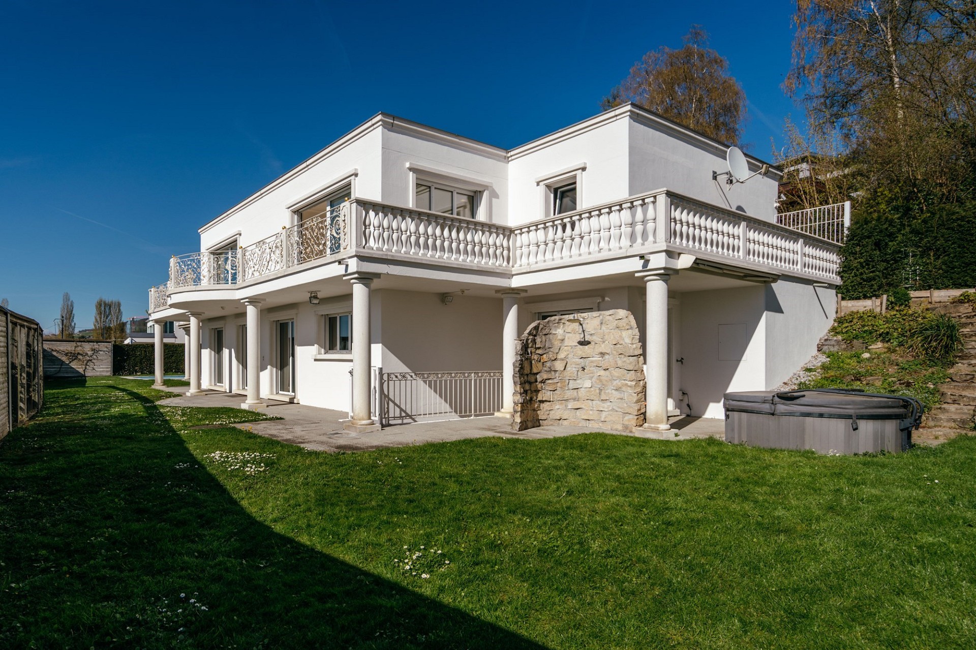 Weiße moderne Villa mit Dachterrassen und Garten