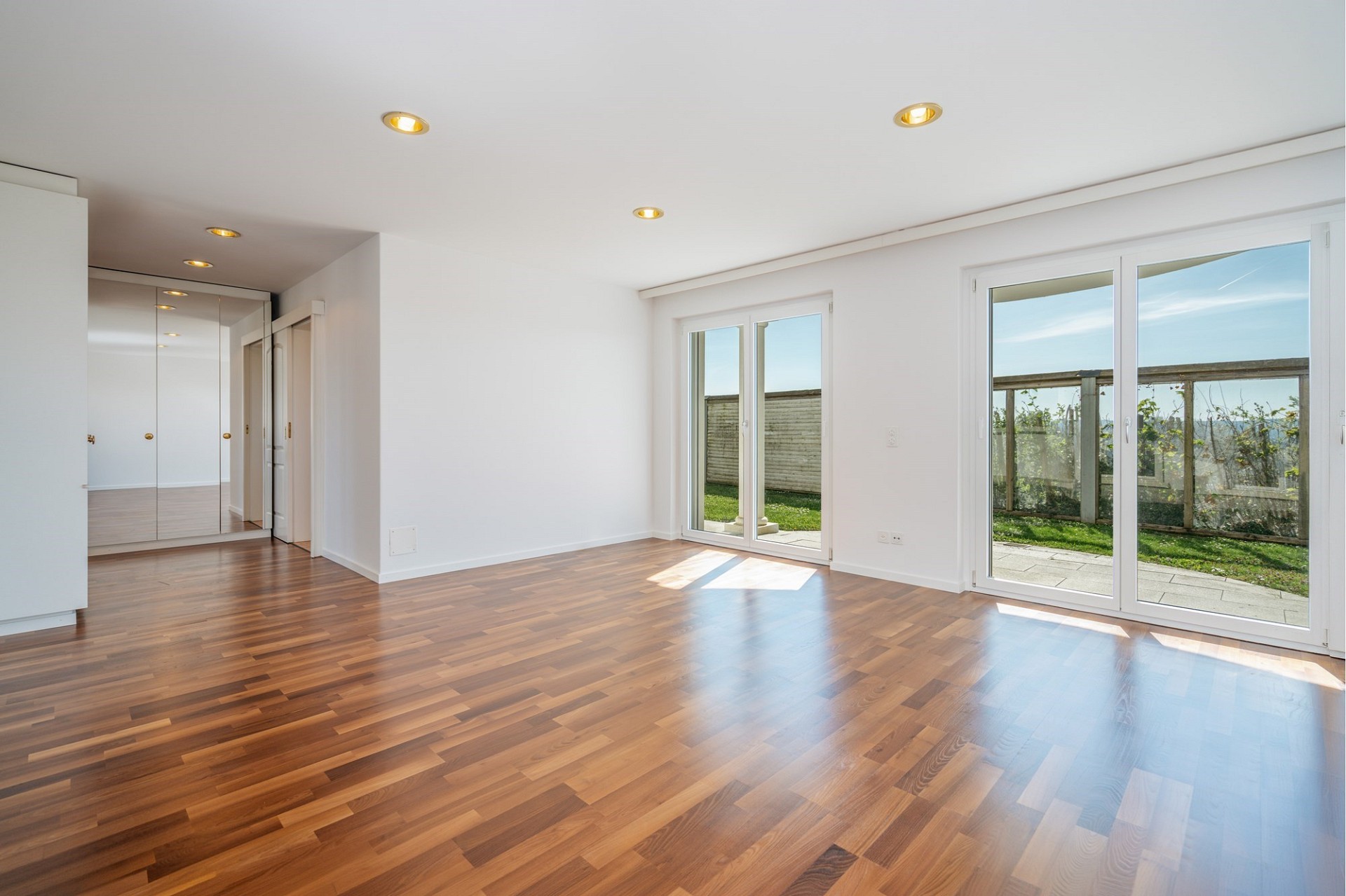 Heller leerer Wohnraum mit Gartenblick