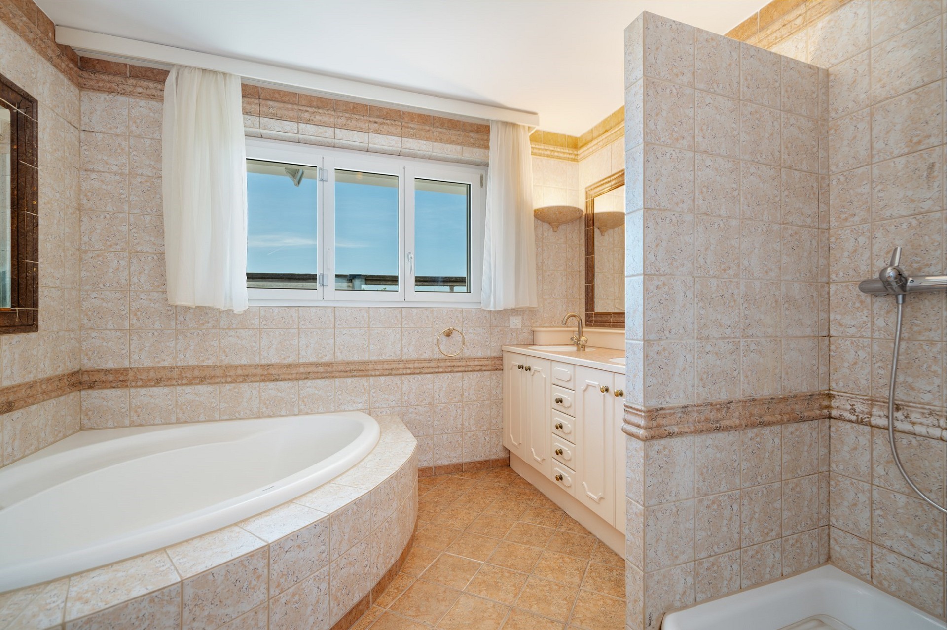 Luxuriöses Badezimmer mit Badewanne und Dusche