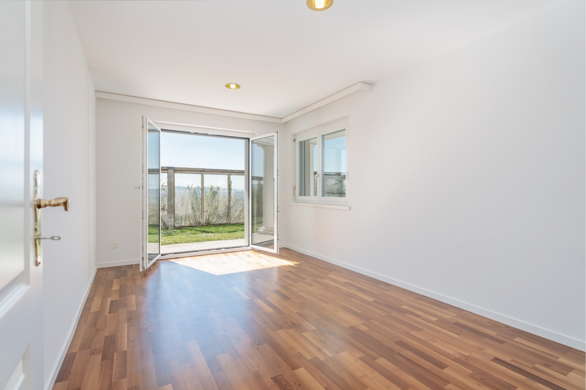 Heller leerer Raum mit Balkon- oder Terrassenzugang