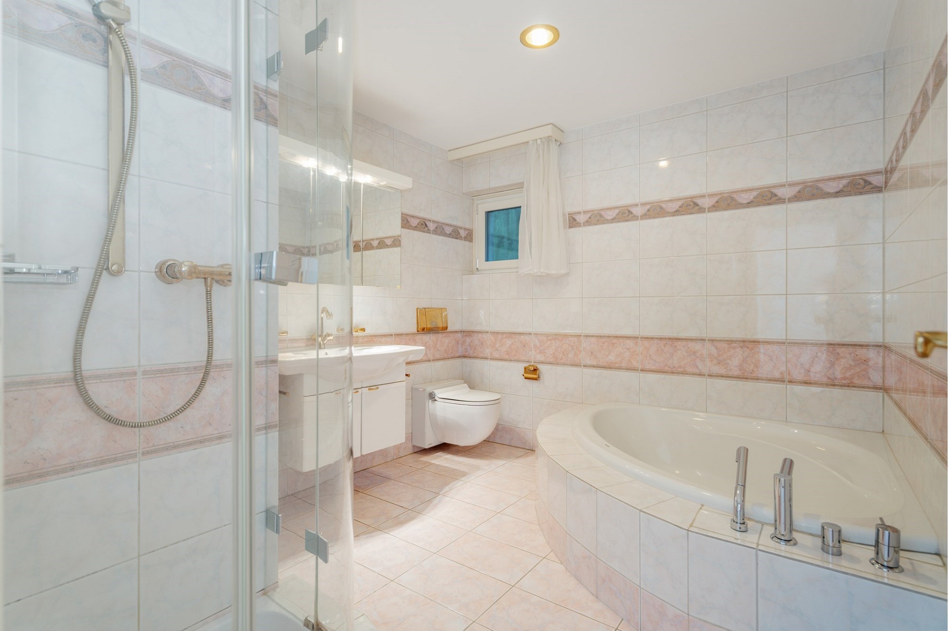 Modernes Badezimmer mit Badewanne und Dusche