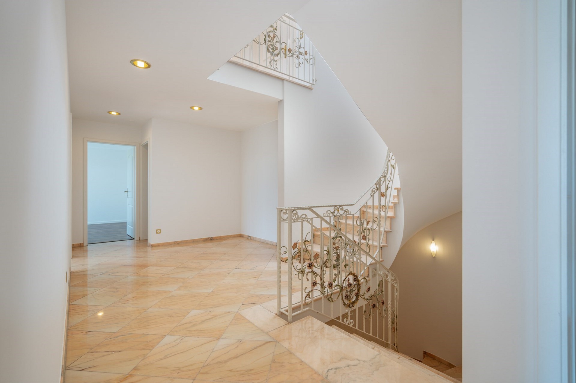 Helle Eingangshalle mit Treppe
