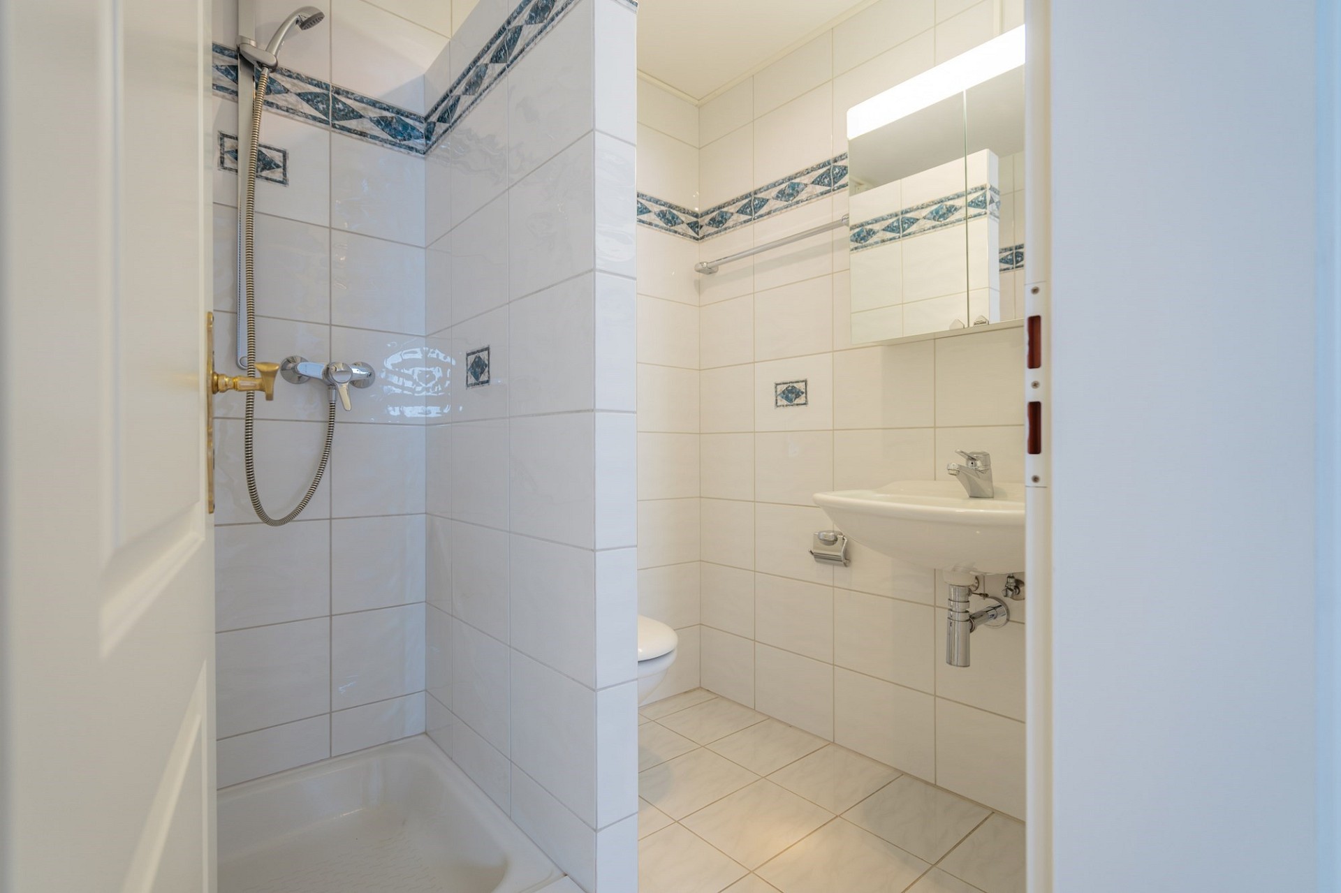 Kleines Badezimmer mit Dusche