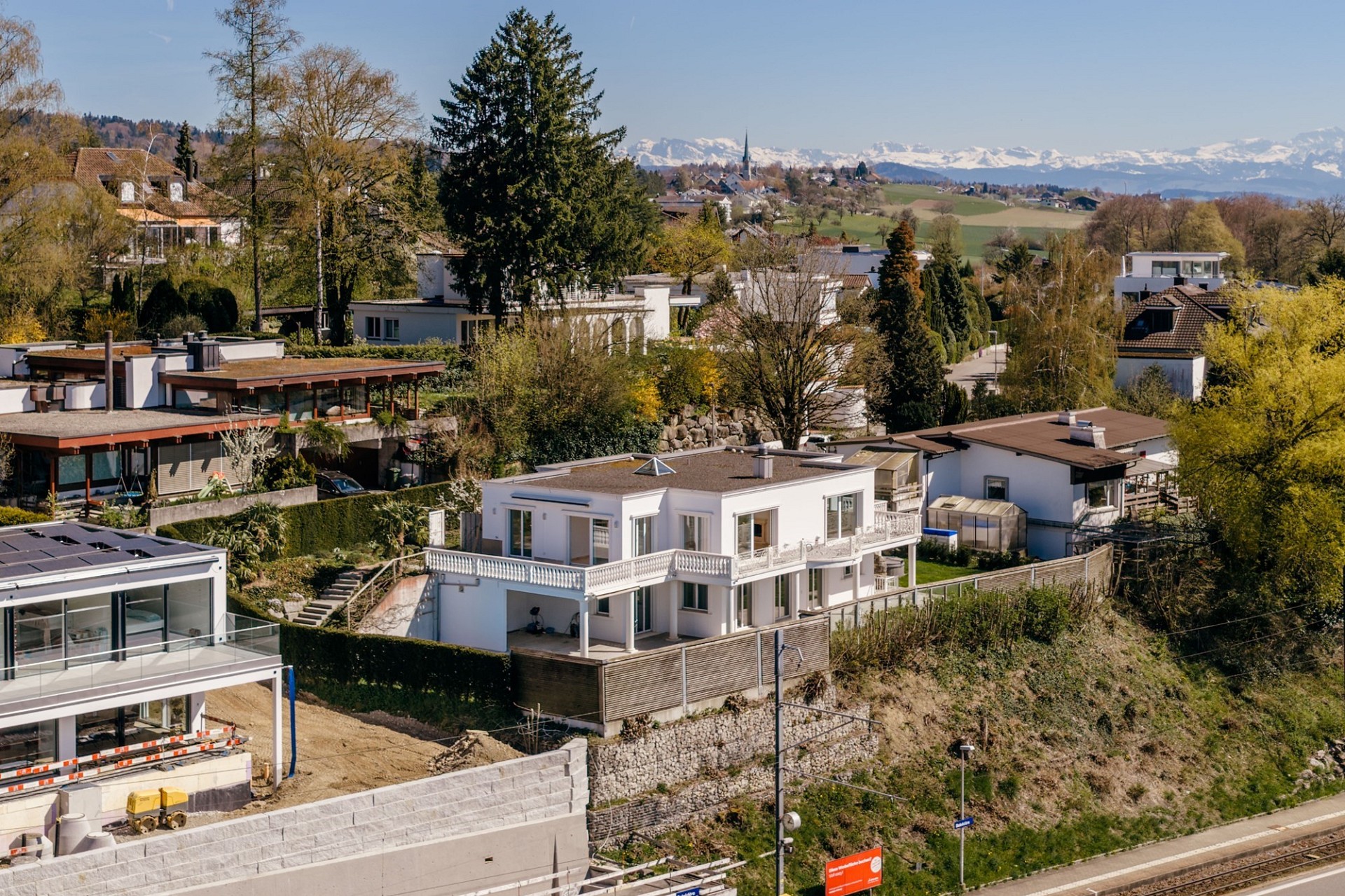 Luftaufnahme eines Wohnviertels mit Alpenblick