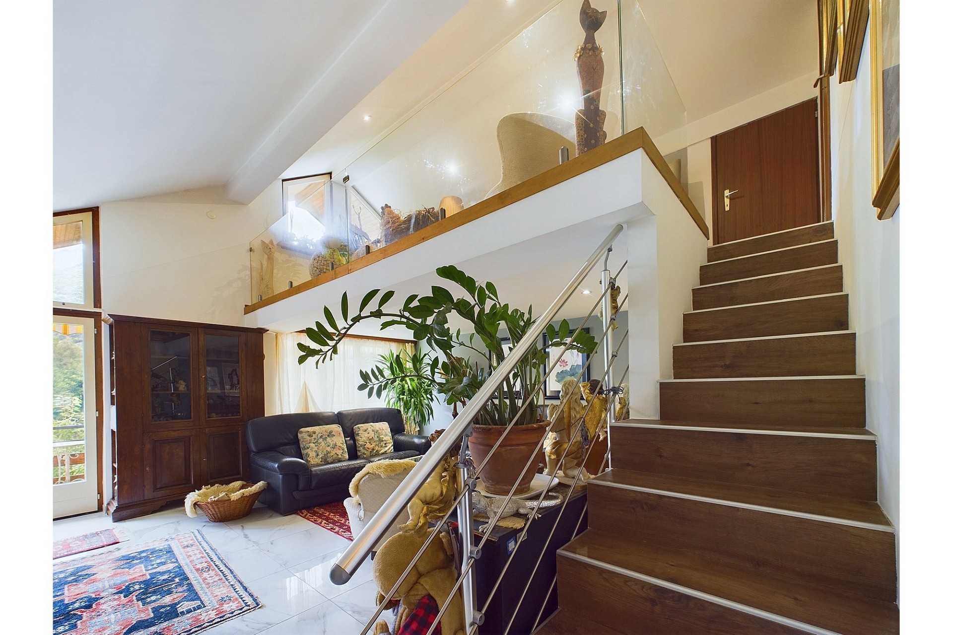 Wohnbereich mit Treppe und Galerie