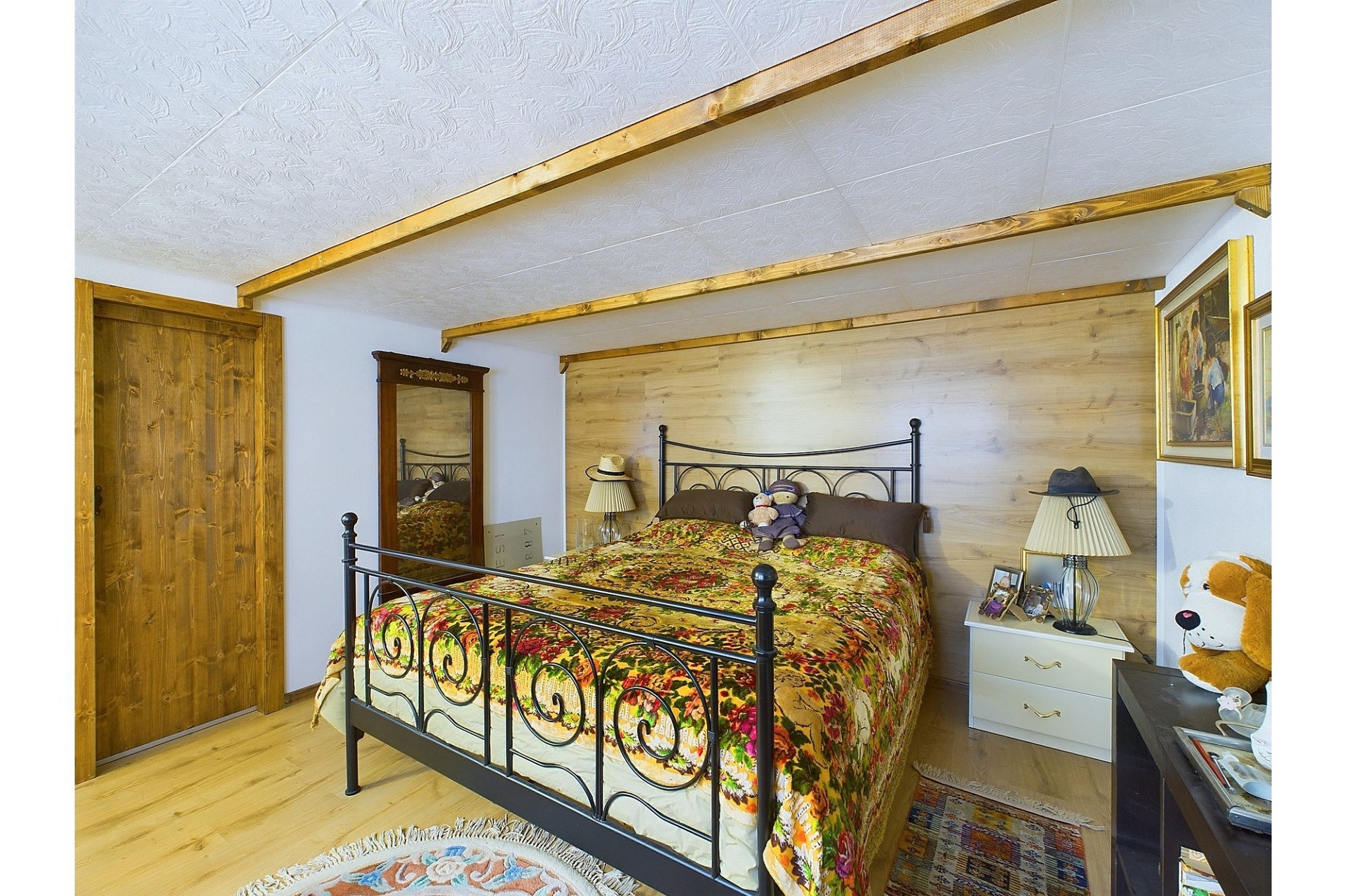 Gemütliches Schlafzimmer mit rustikalen Holzelementen