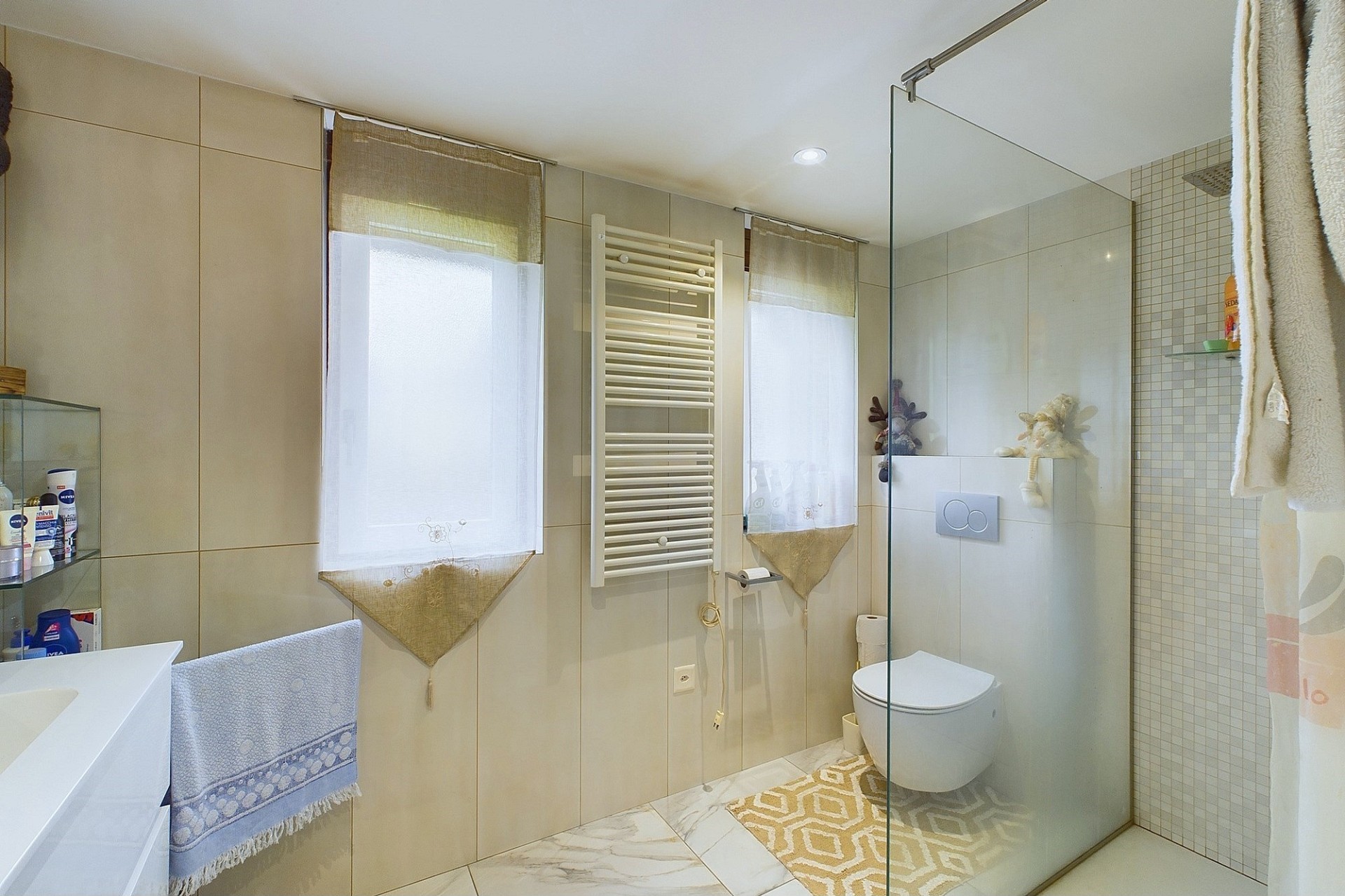 Modernes Badezimmer mit Dusche und WC