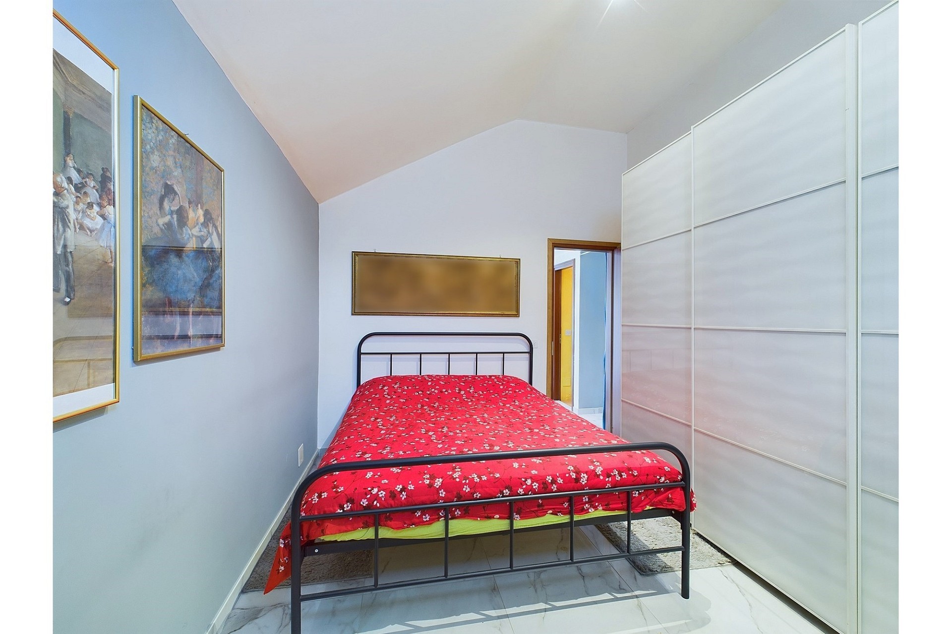 Kleines Schlafzimmer mit Bett und Einbauschrank