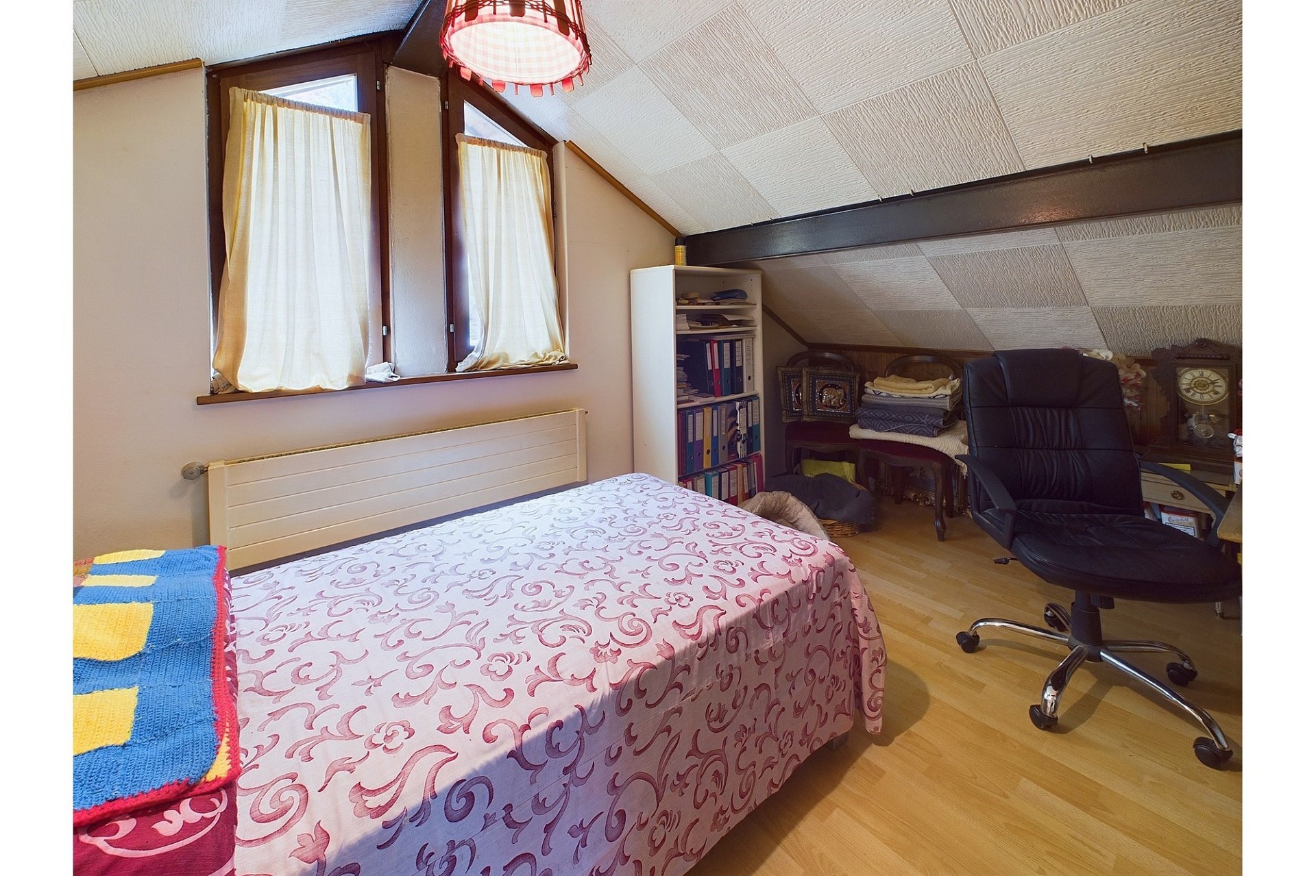 Dachgeschoss-Schlafzimmer mit Arbeitsbereich