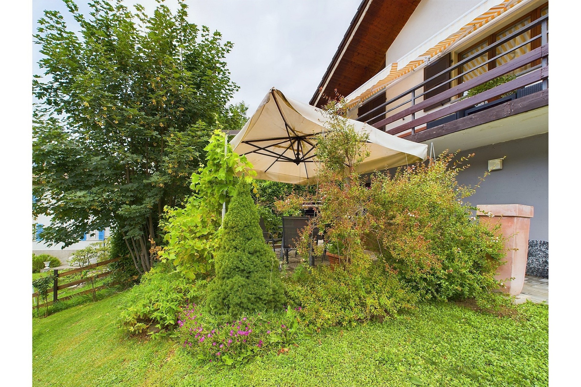 Garten mit Terrasse am Wohnhaus