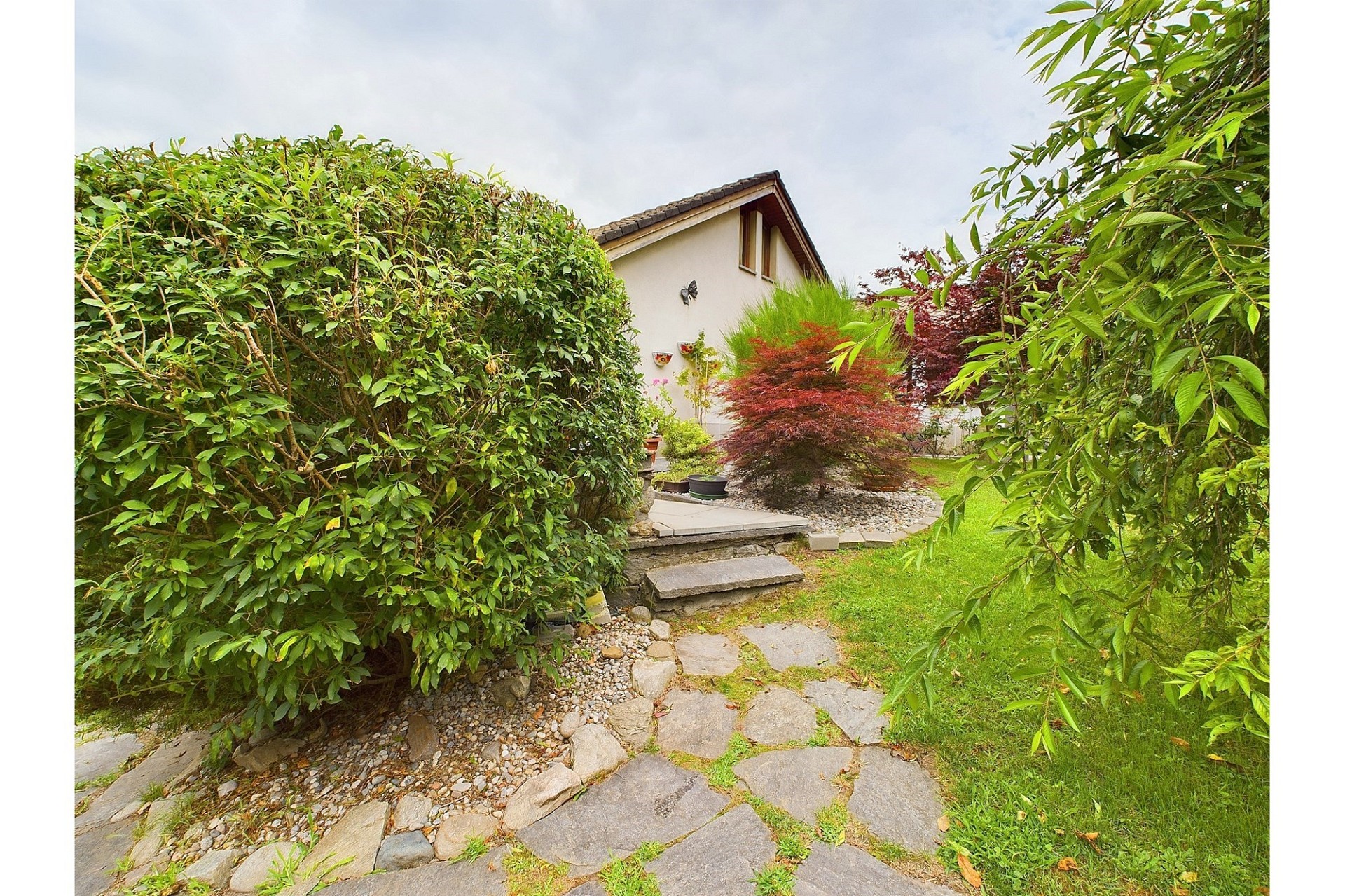 Garten mit Hausansicht