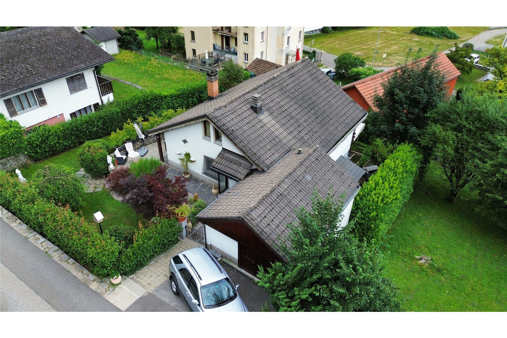 Luftaufnahme eines Einfamilienhauses mit Garten