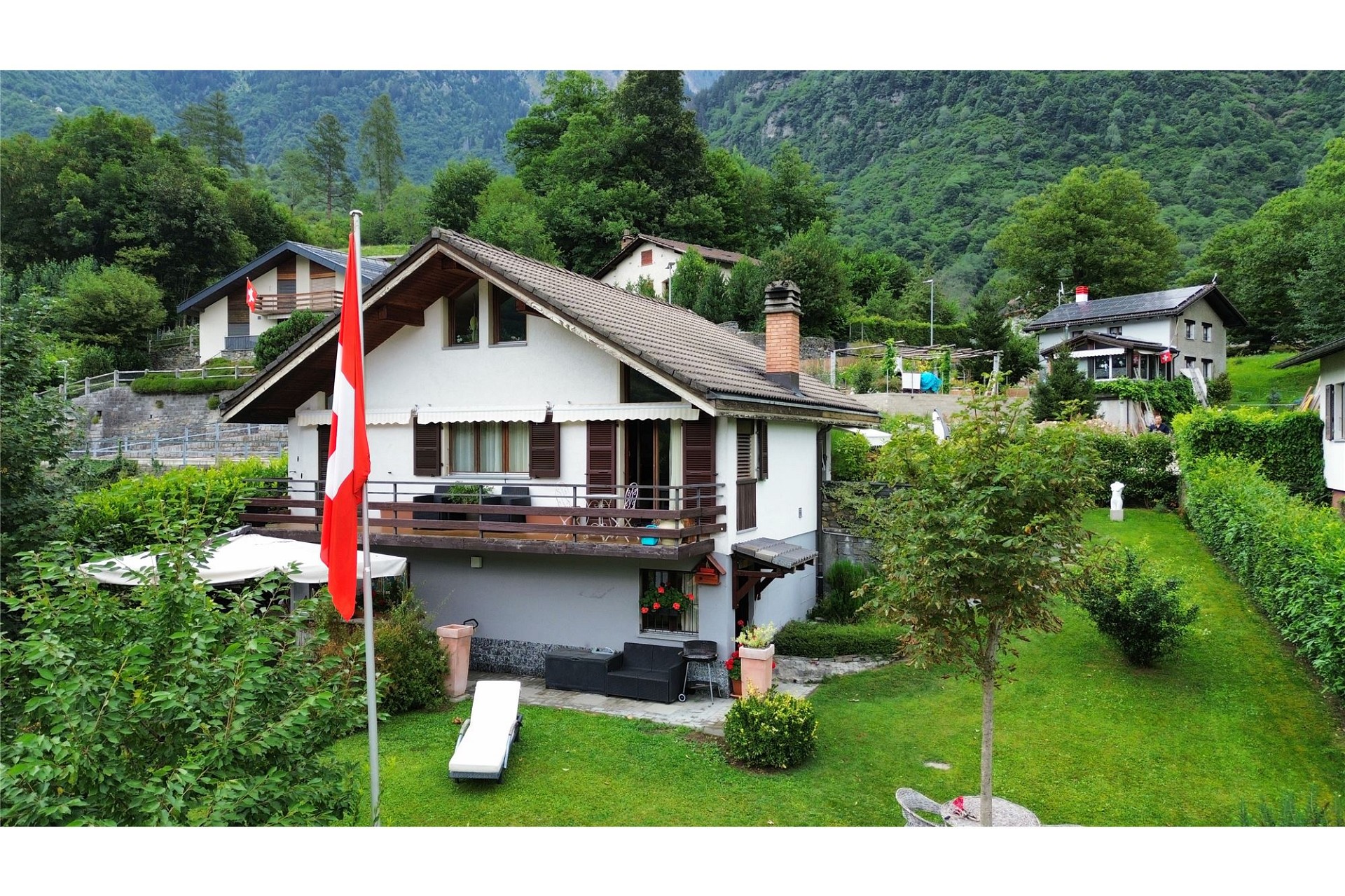 Alpenhaus mit Garten und Bergkulisse