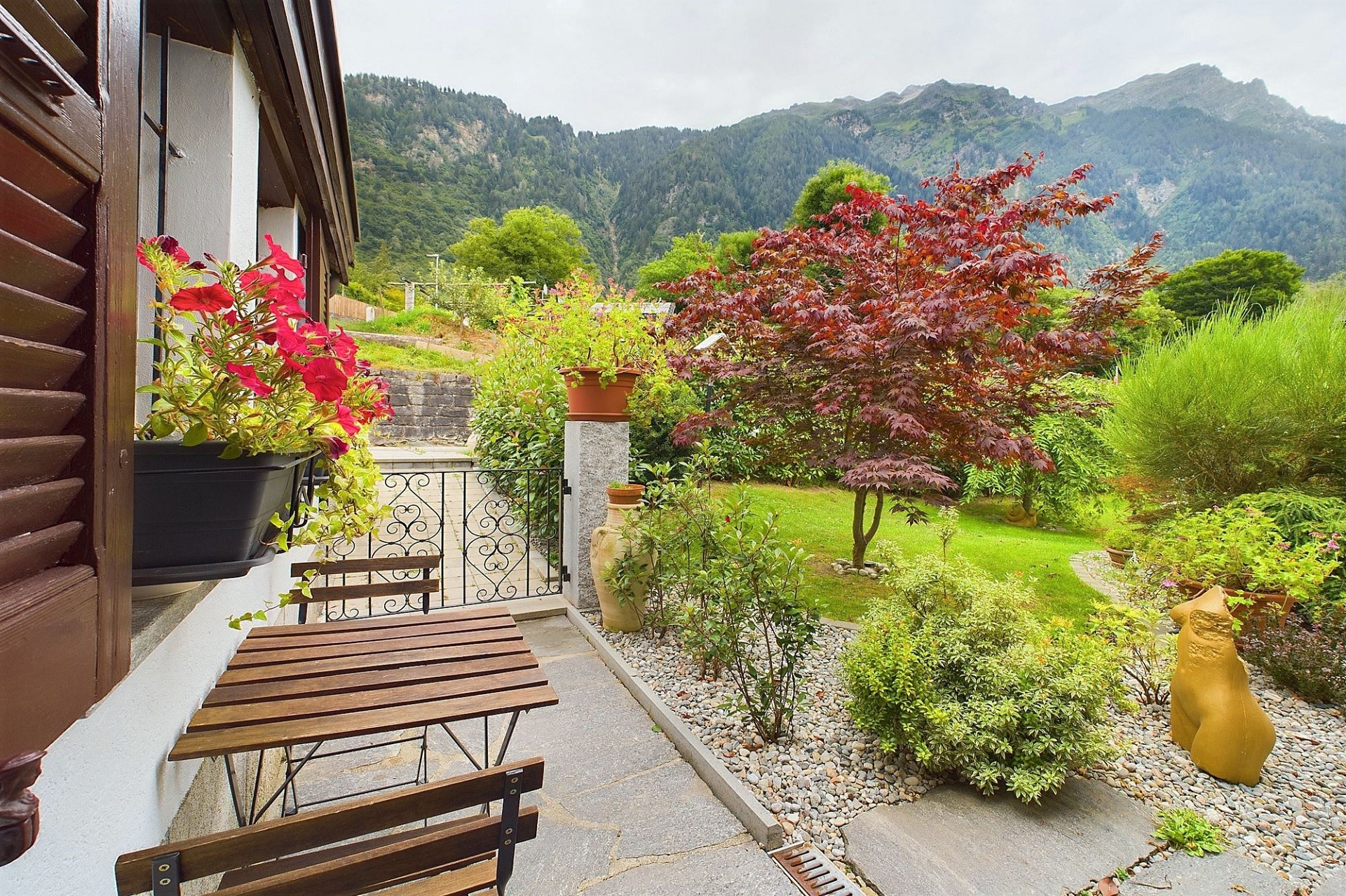 Garten- und Terrassenblick mit Bergpanorama