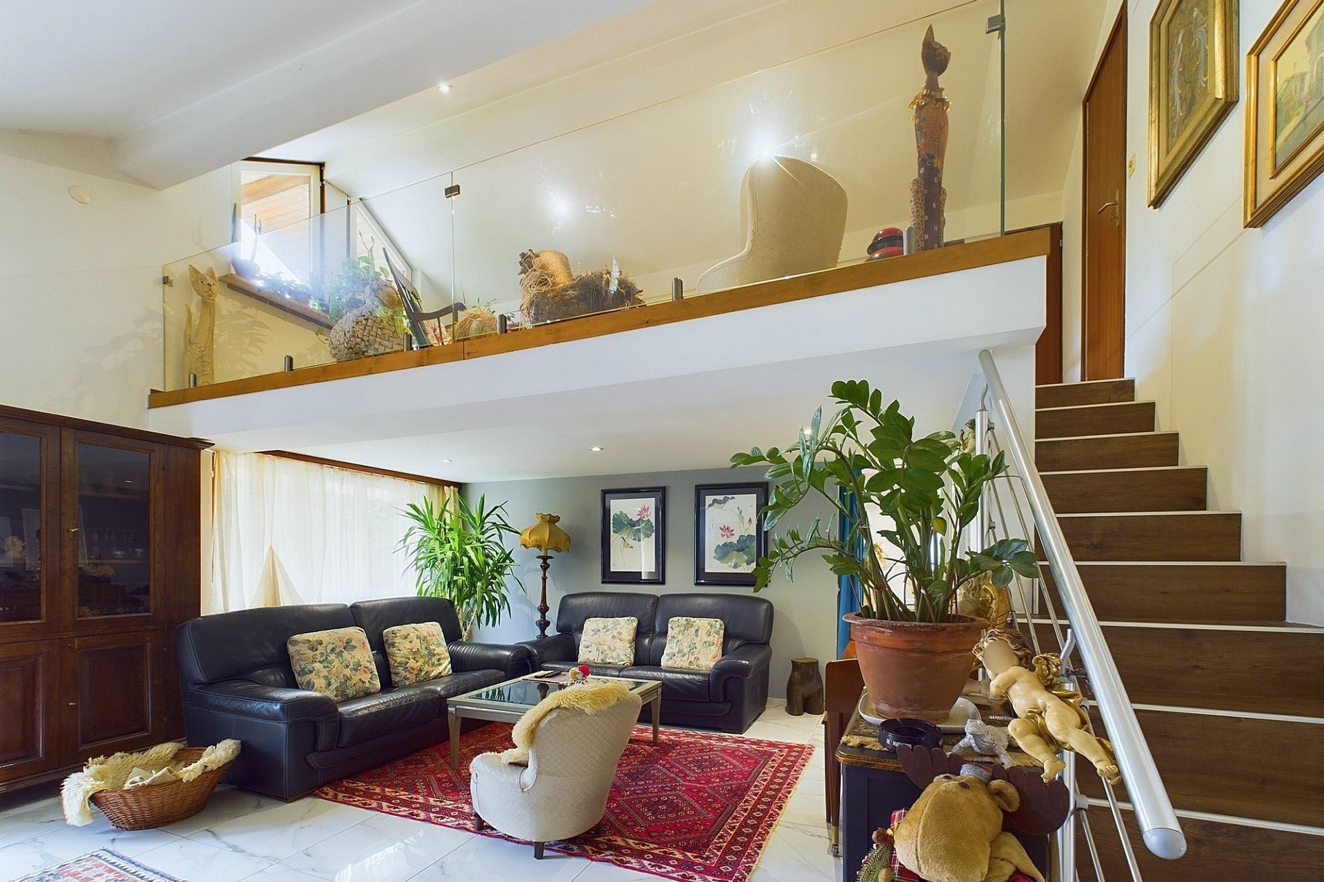 Wohnzimmer mit Galerie und Treppe