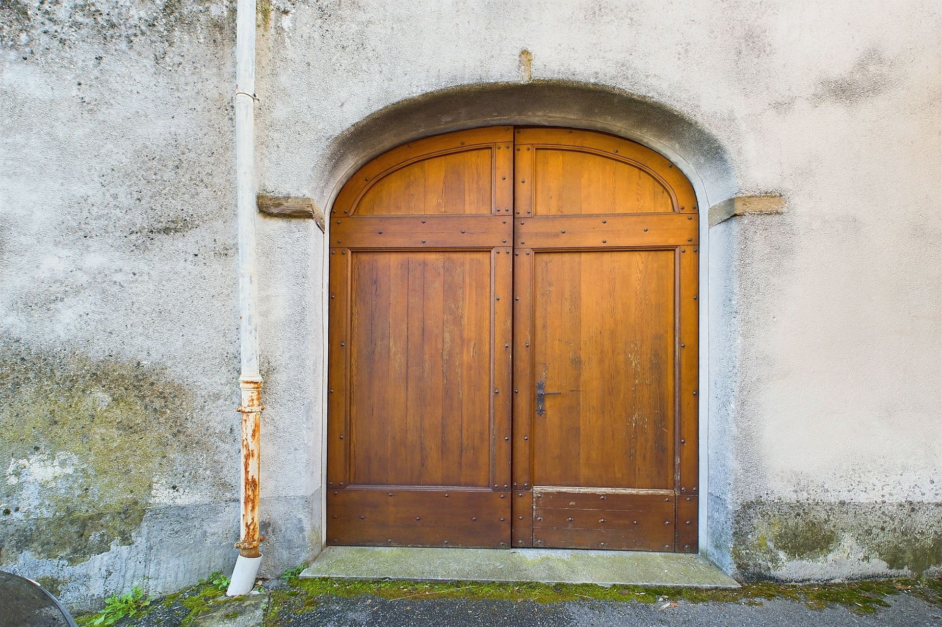 Historische Holztür in Putzfassade