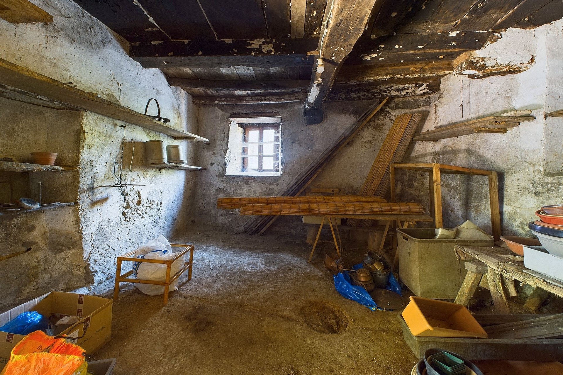 Rustikaler Abstellraum mit historischem Holzbalken-Charme