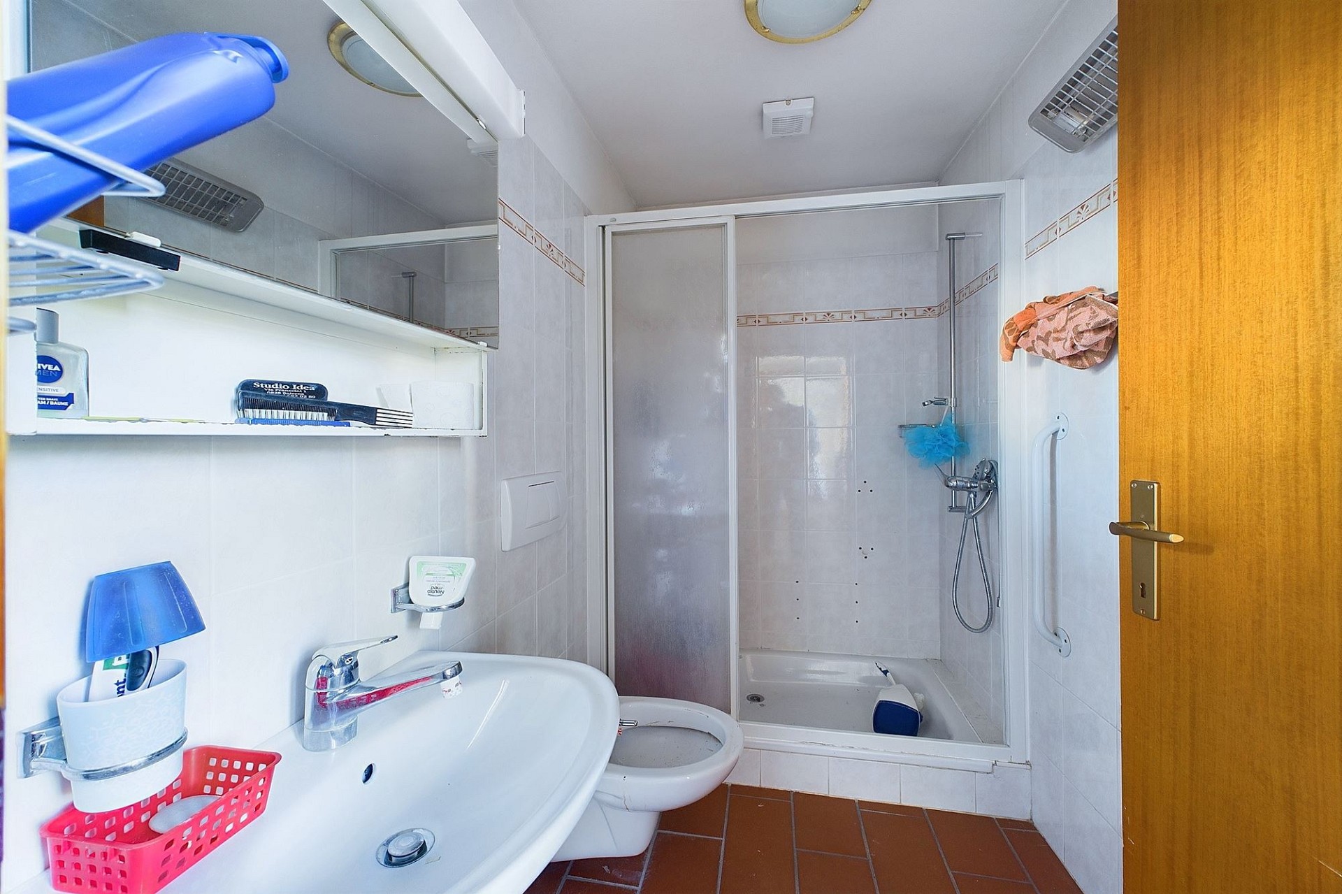 Kleines Bad mit Dusche und Waschbecken