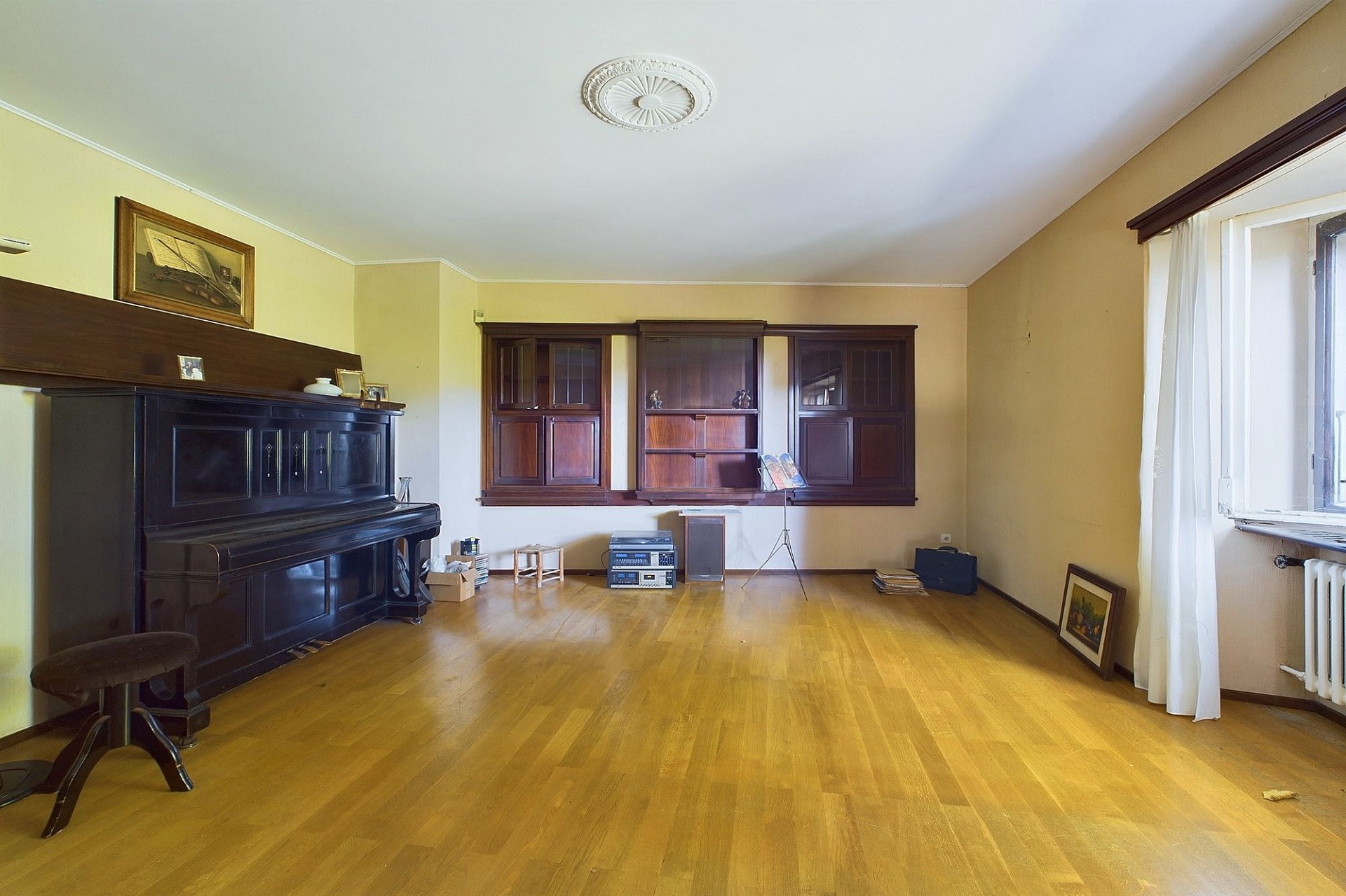 Historisches Wohnzimmer mit Klavier und Holzböden