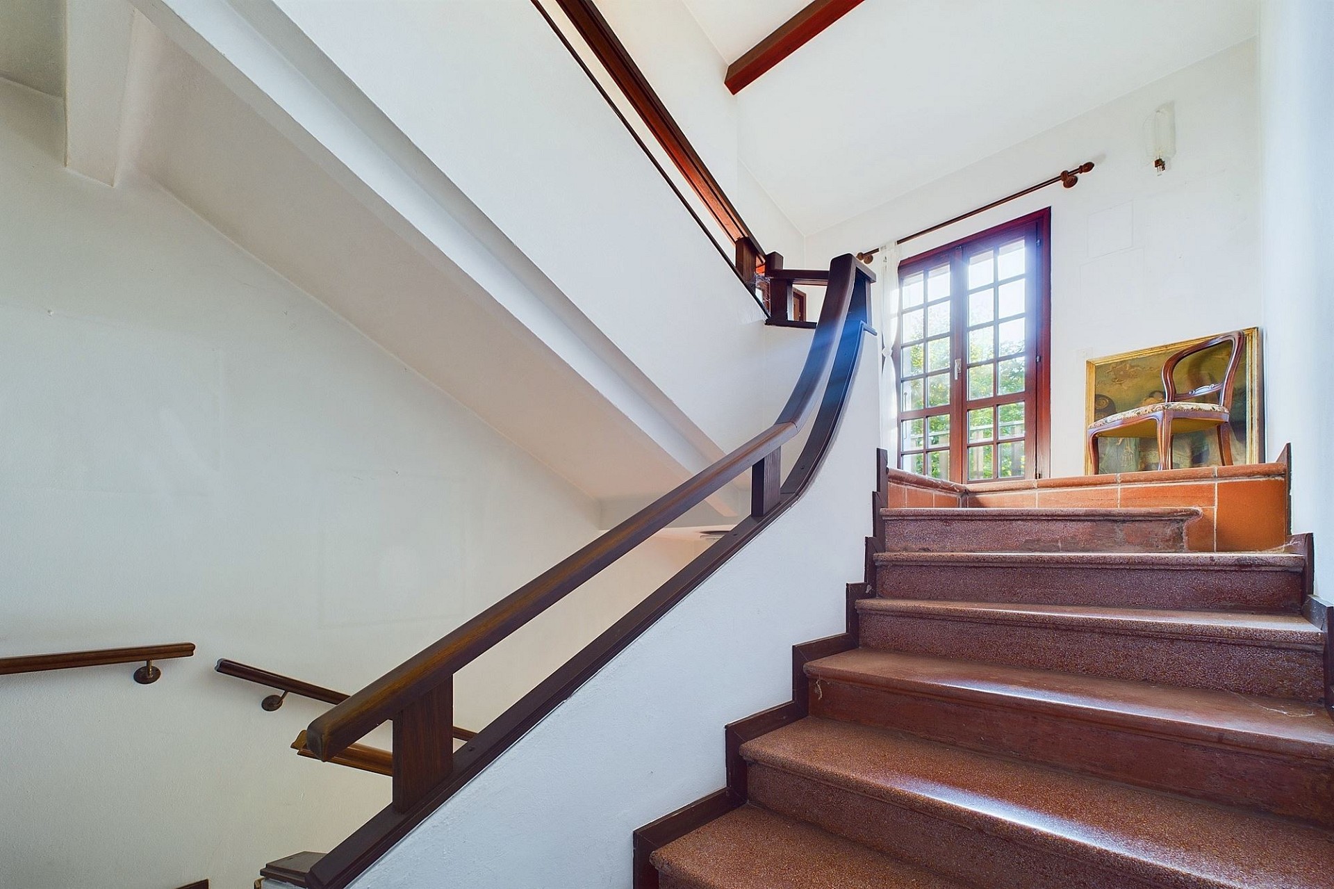Treppenhaus mit Holzgeländer