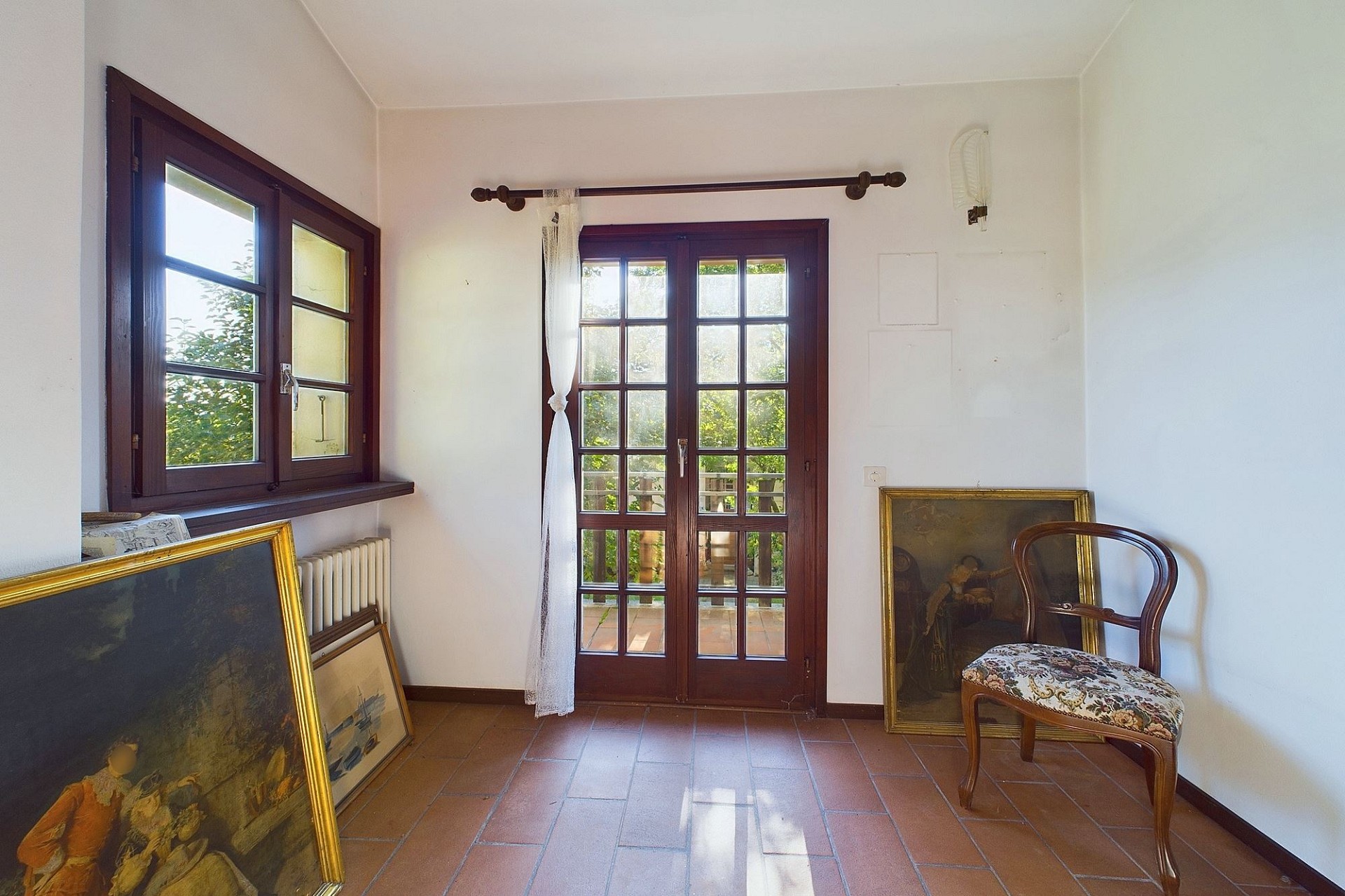Heller Raum mit Terrassentüren und Fenster