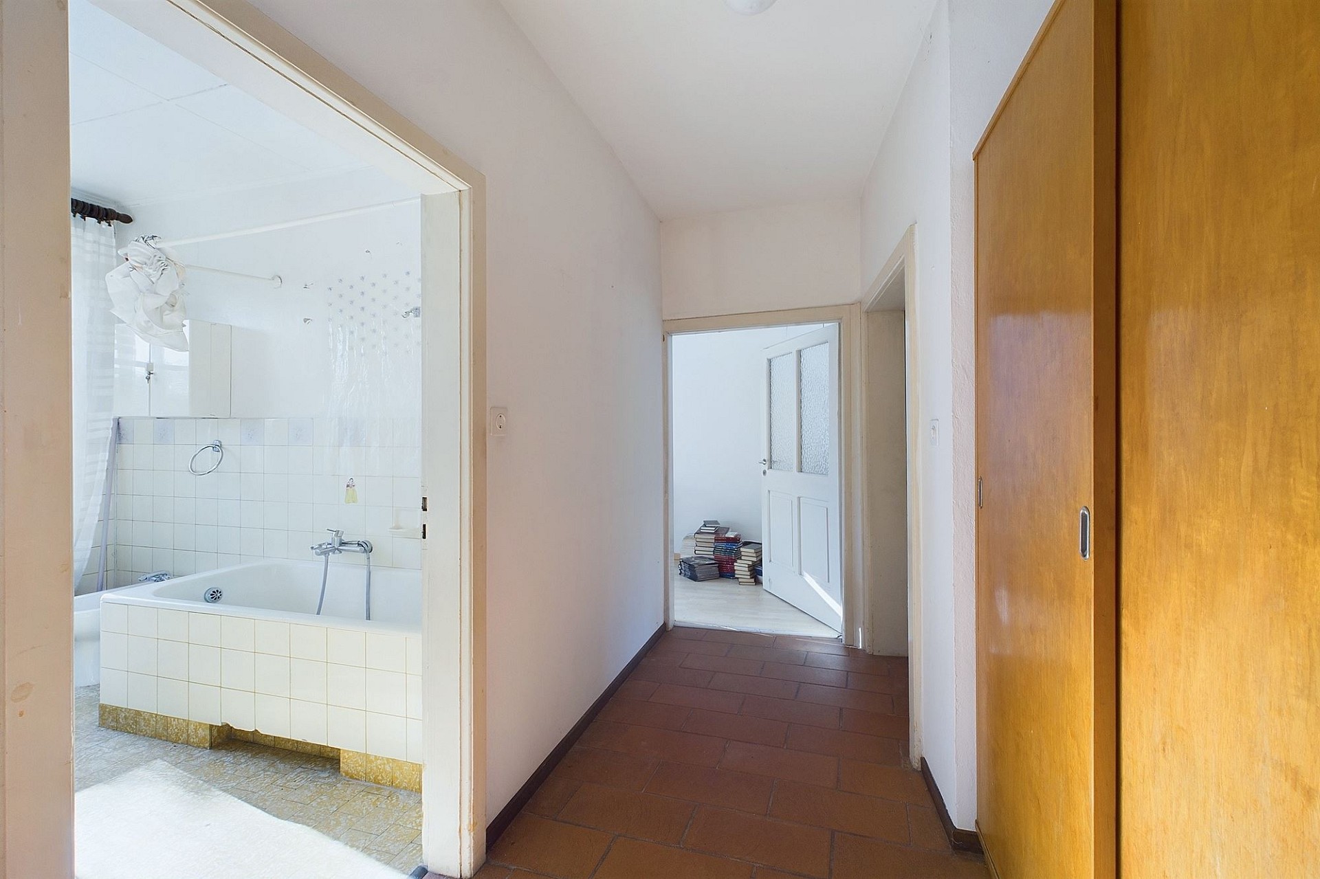 Flur mit Blick in ein Badezimmer