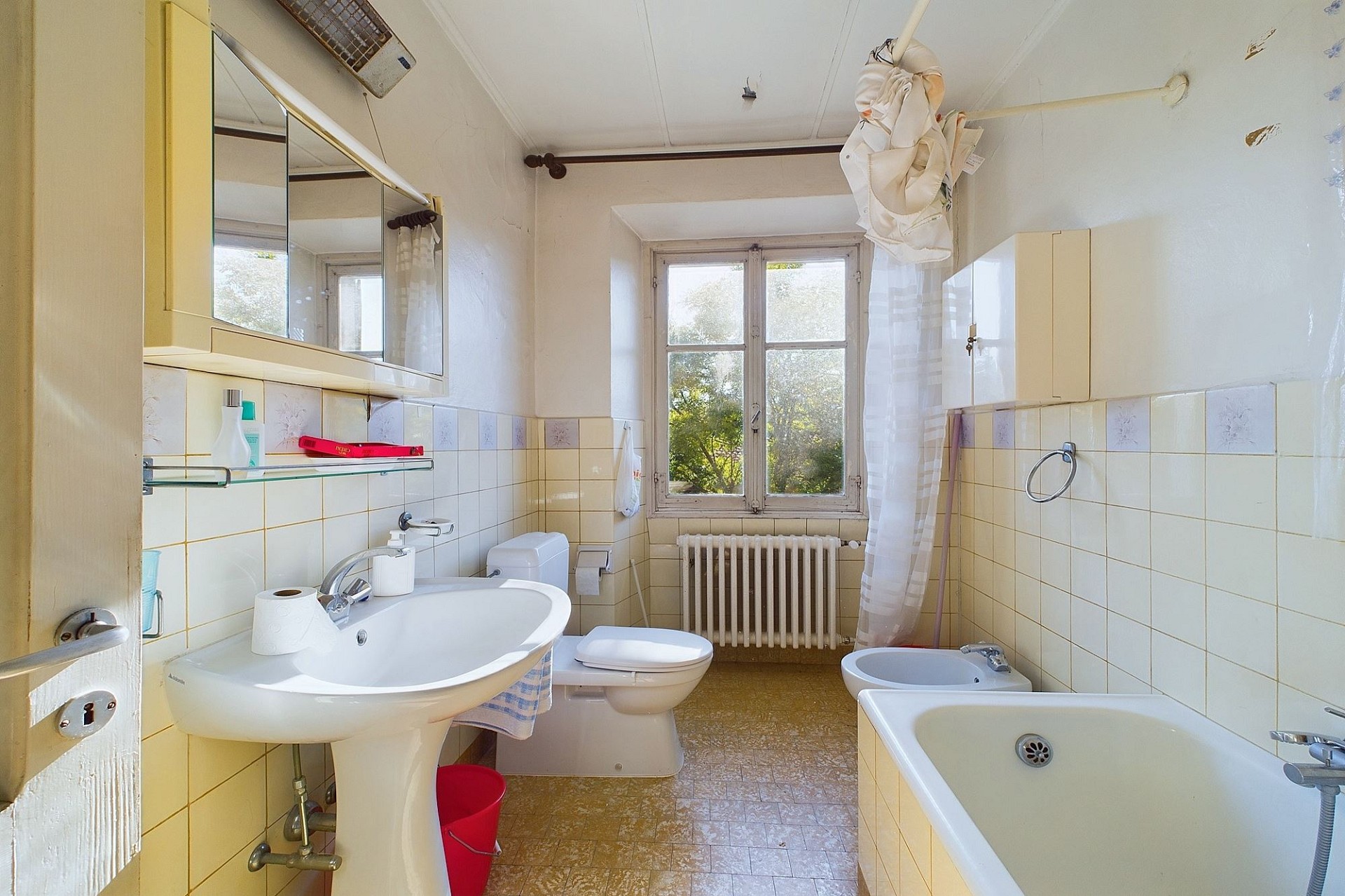 Kleines, älteres Badezimmer mit Tageslicht