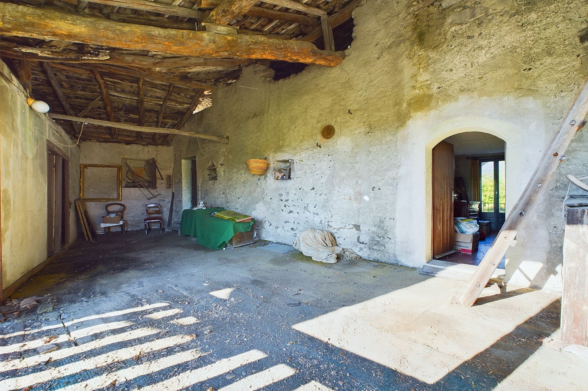 Rustikaler Innenraum mit sichtbaren Holzbalken